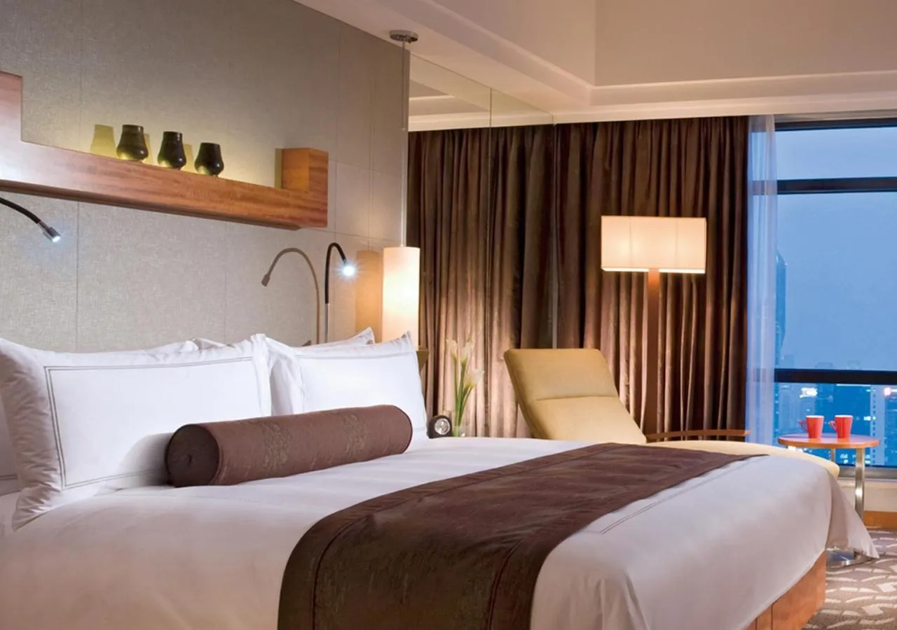 Bed in Swissôtel Grand Shanghai - Stroll down West Nanjing Road and soak in downtown Shanghai vibrancy