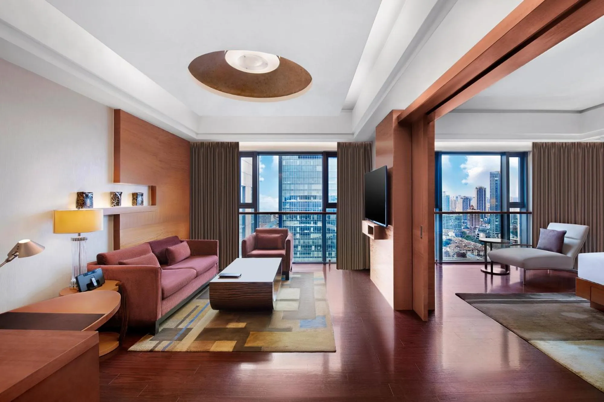 Living room in Swissôtel Grand Shanghai - Stroll down West Nanjing Road and soak in downtown Shanghai vibrancy