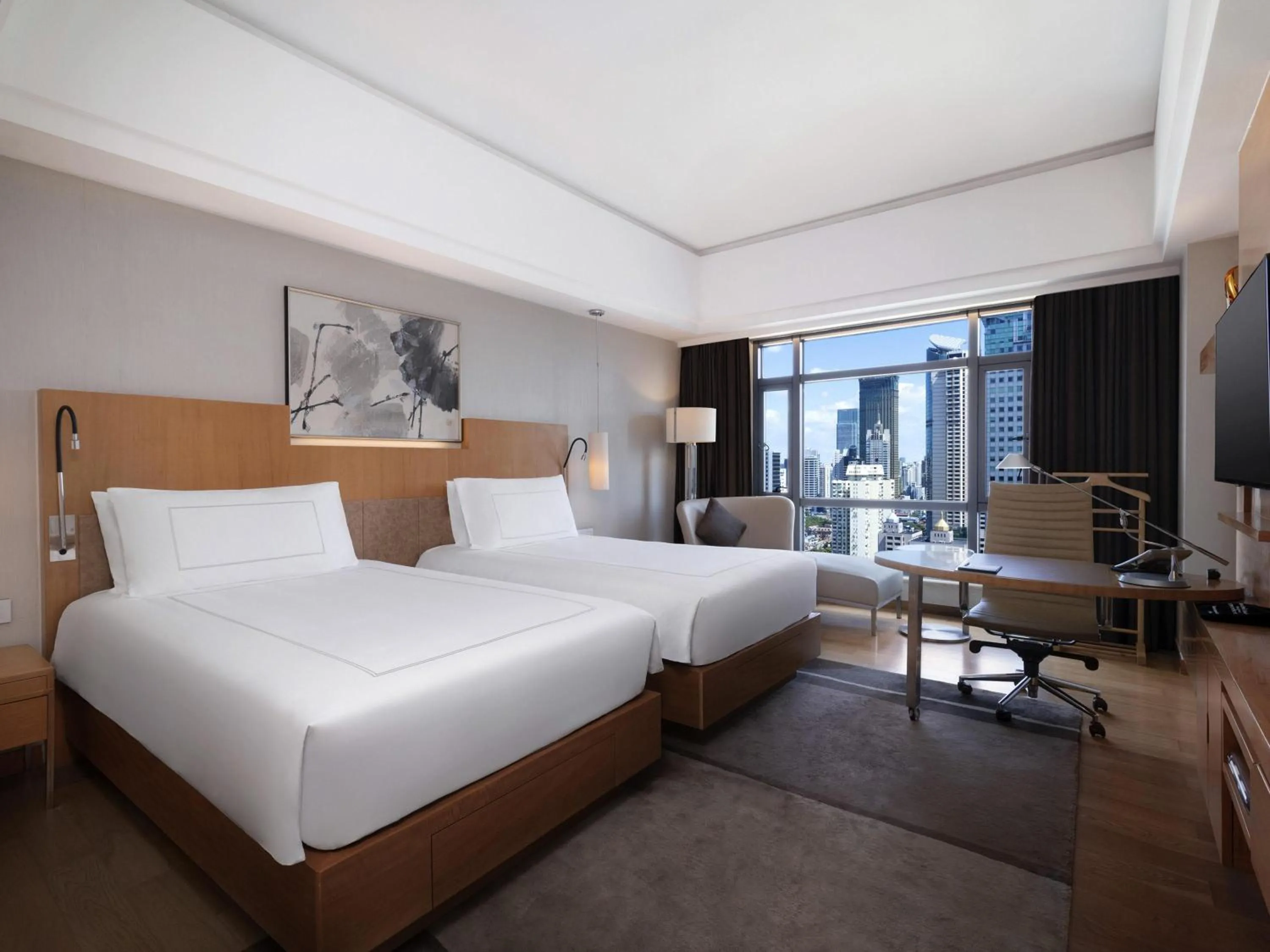 Bedroom, Bed in Swissôtel Grand Shanghai - Stroll down West Nanjing Road and soak in downtown Shanghai vibrancy