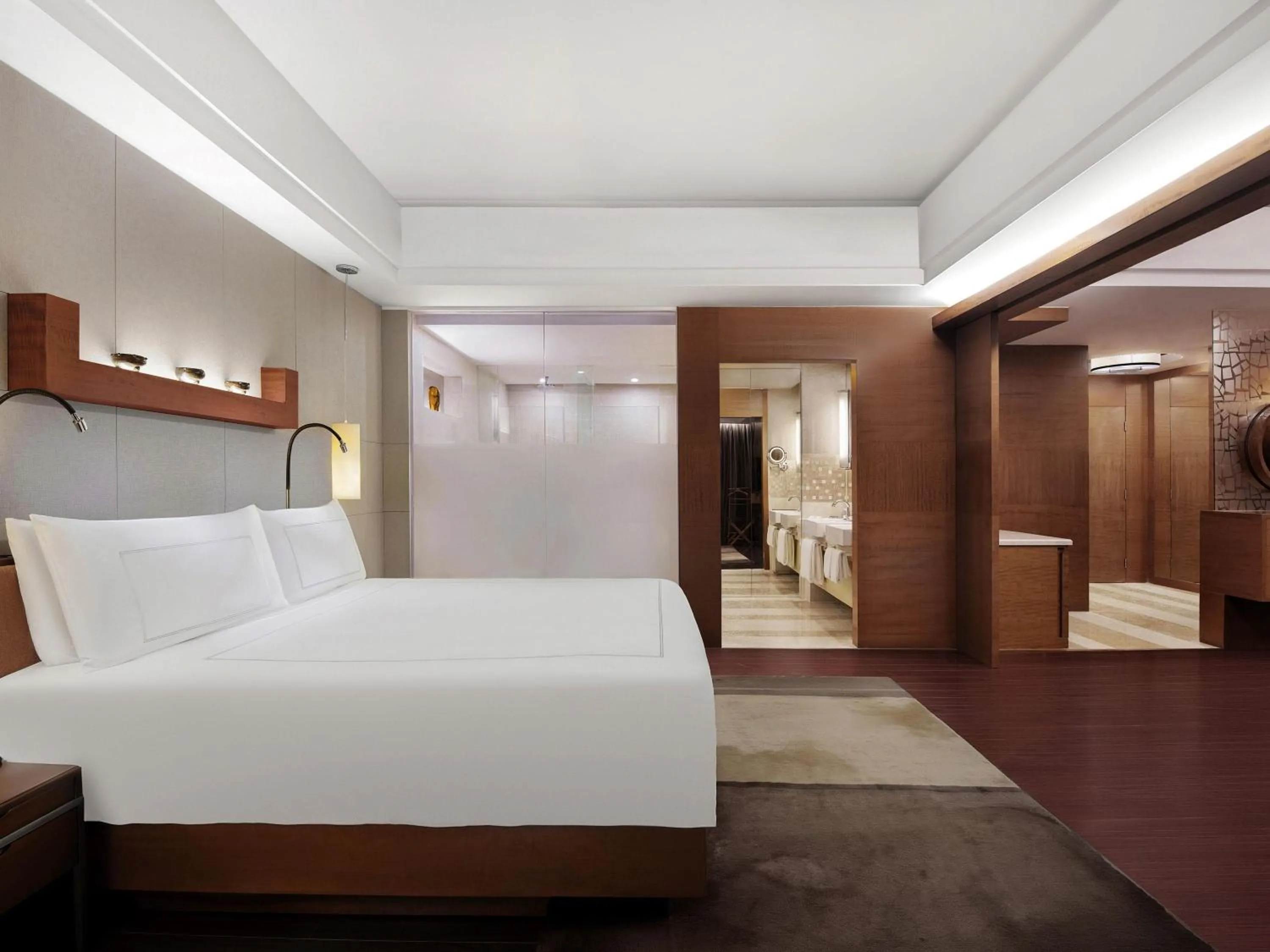 Bedroom, Bed in Swissôtel Grand Shanghai - Stroll down West Nanjing Road and soak in downtown Shanghai vibrancy