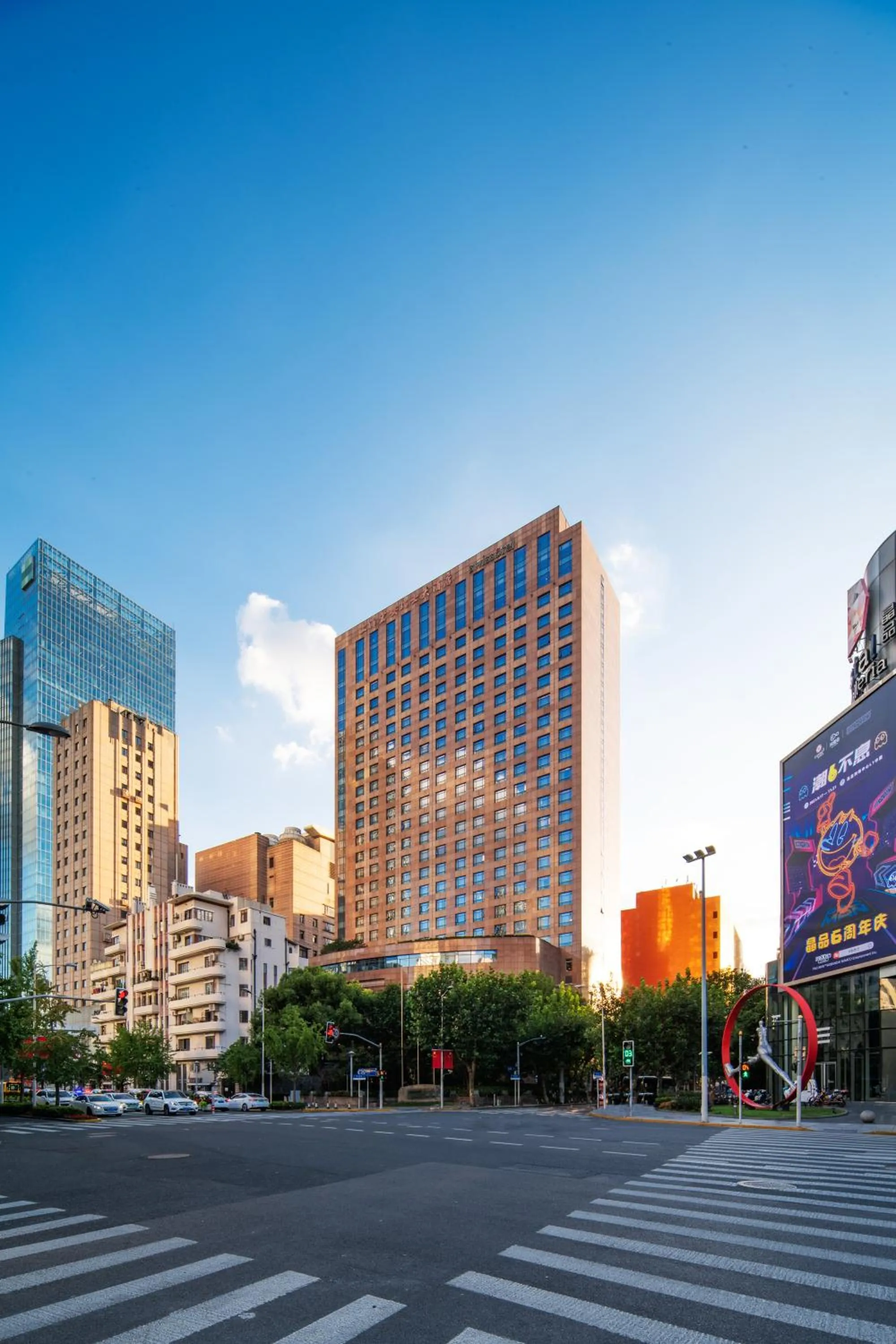 Property building in Swissôtel Grand Shanghai - Stroll down West Nanjing Road and soak in downtown Shanghai vibrancy