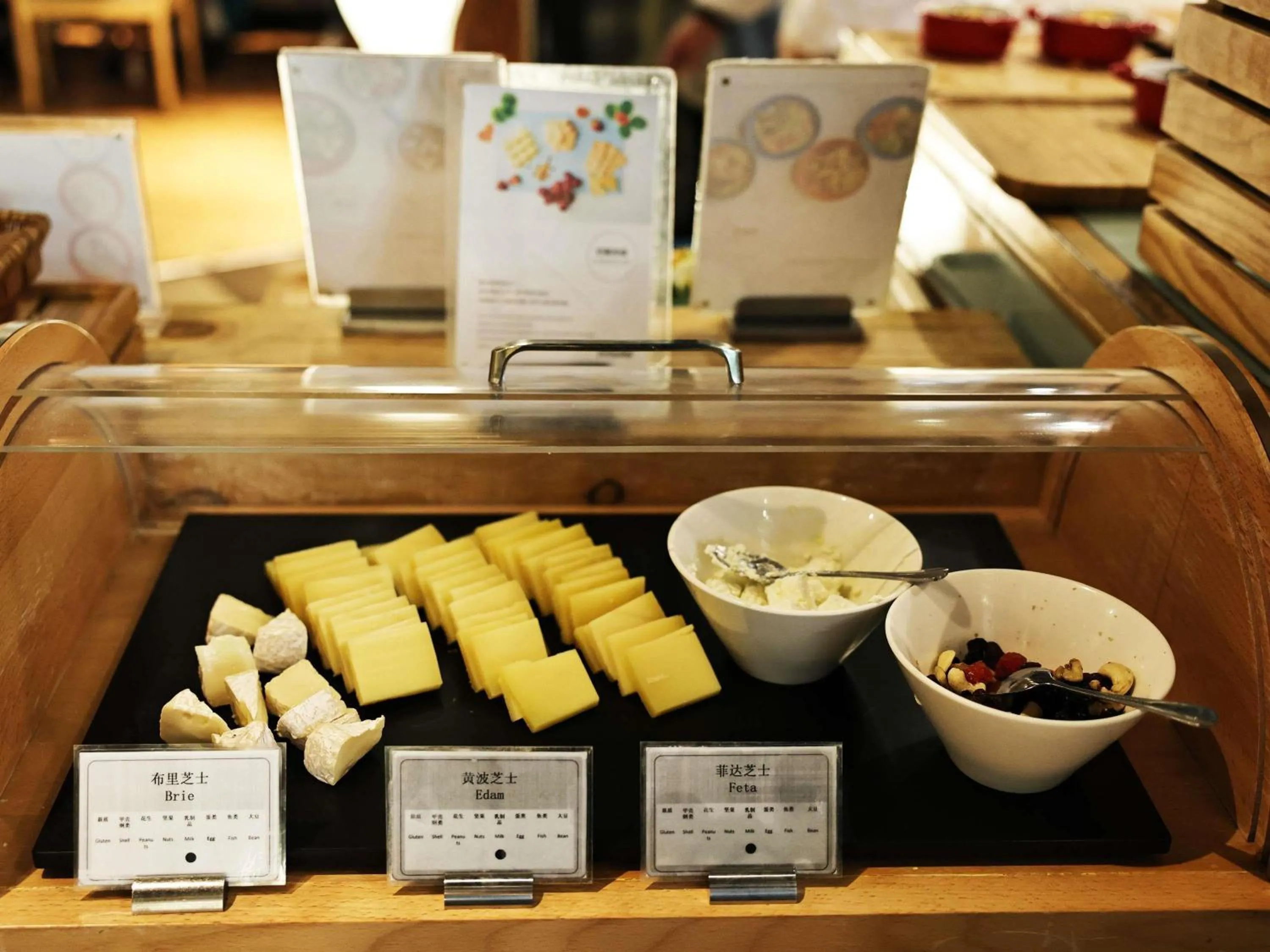 Restaurant/places to eat in Swissôtel Grand Shanghai - Stroll down West Nanjing Road and soak in downtown Shanghai vibrancy