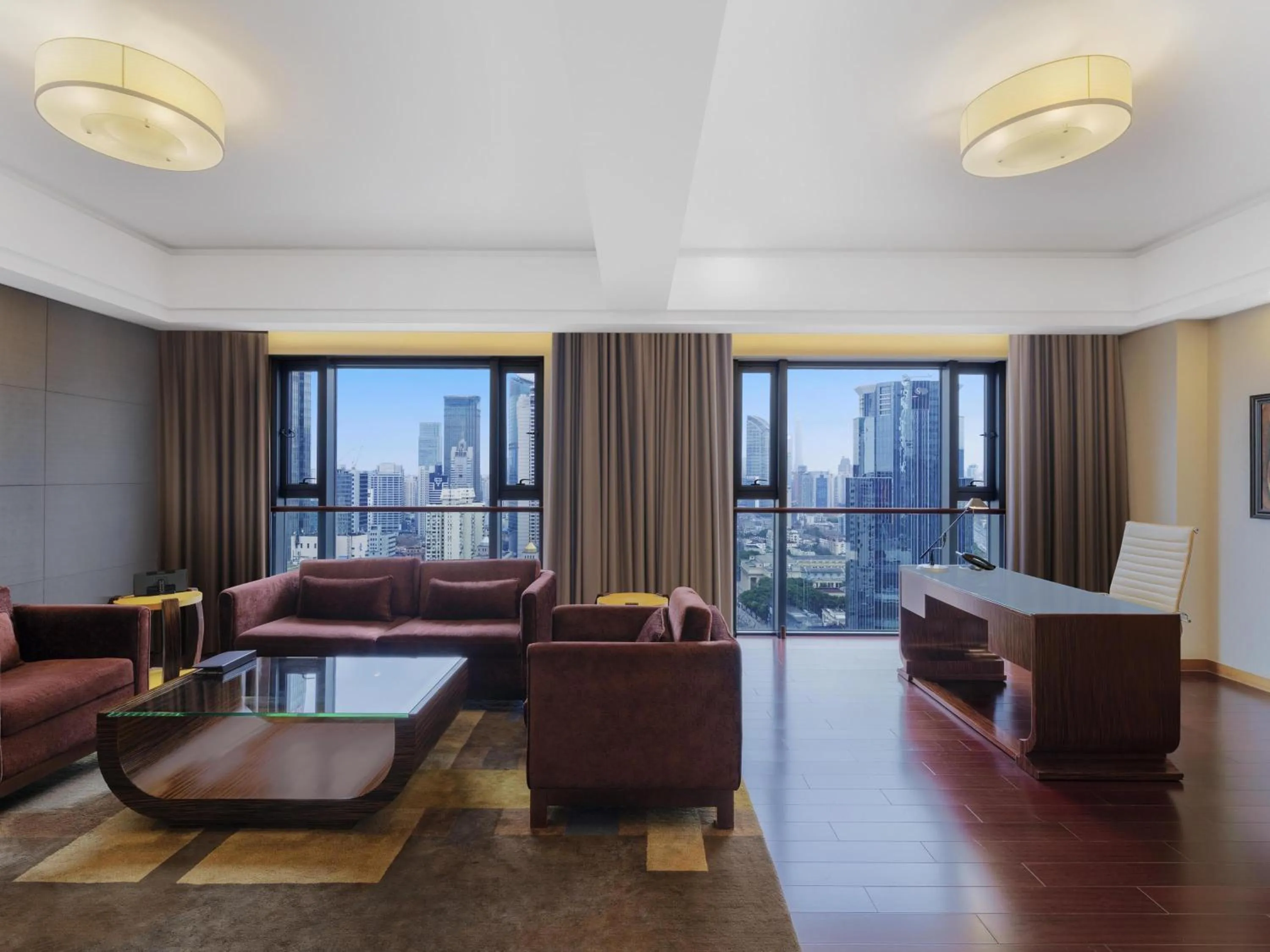 Bedroom in Swissôtel Grand Shanghai - Stroll down West Nanjing Road and soak in downtown Shanghai vibrancy