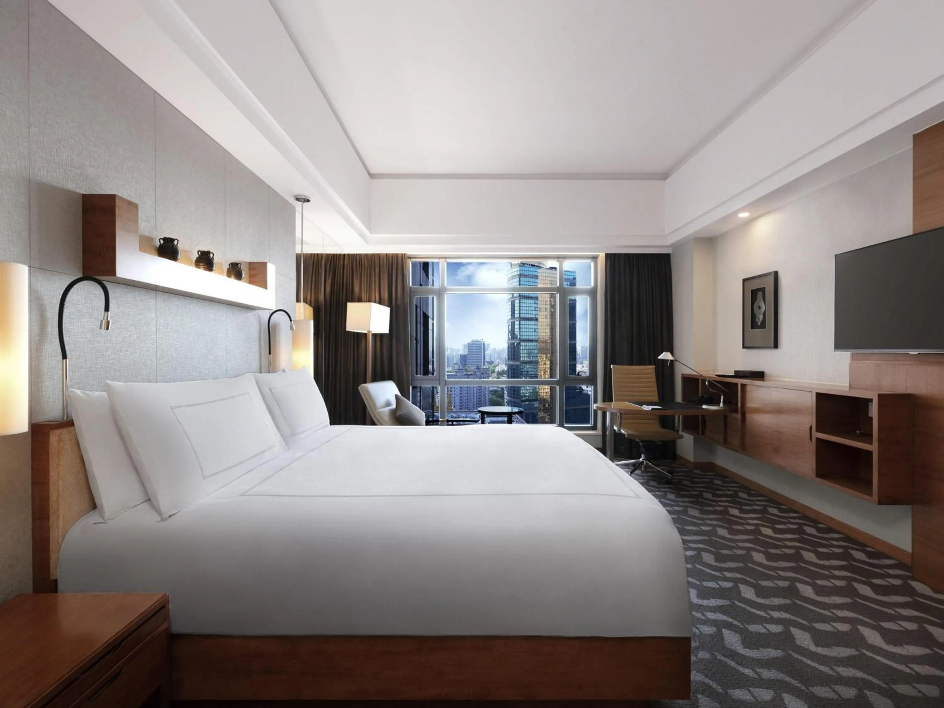 Bedroom, Bed in Swissôtel Grand Shanghai - Stroll down West Nanjing Road and soak in downtown Shanghai vibrancy
