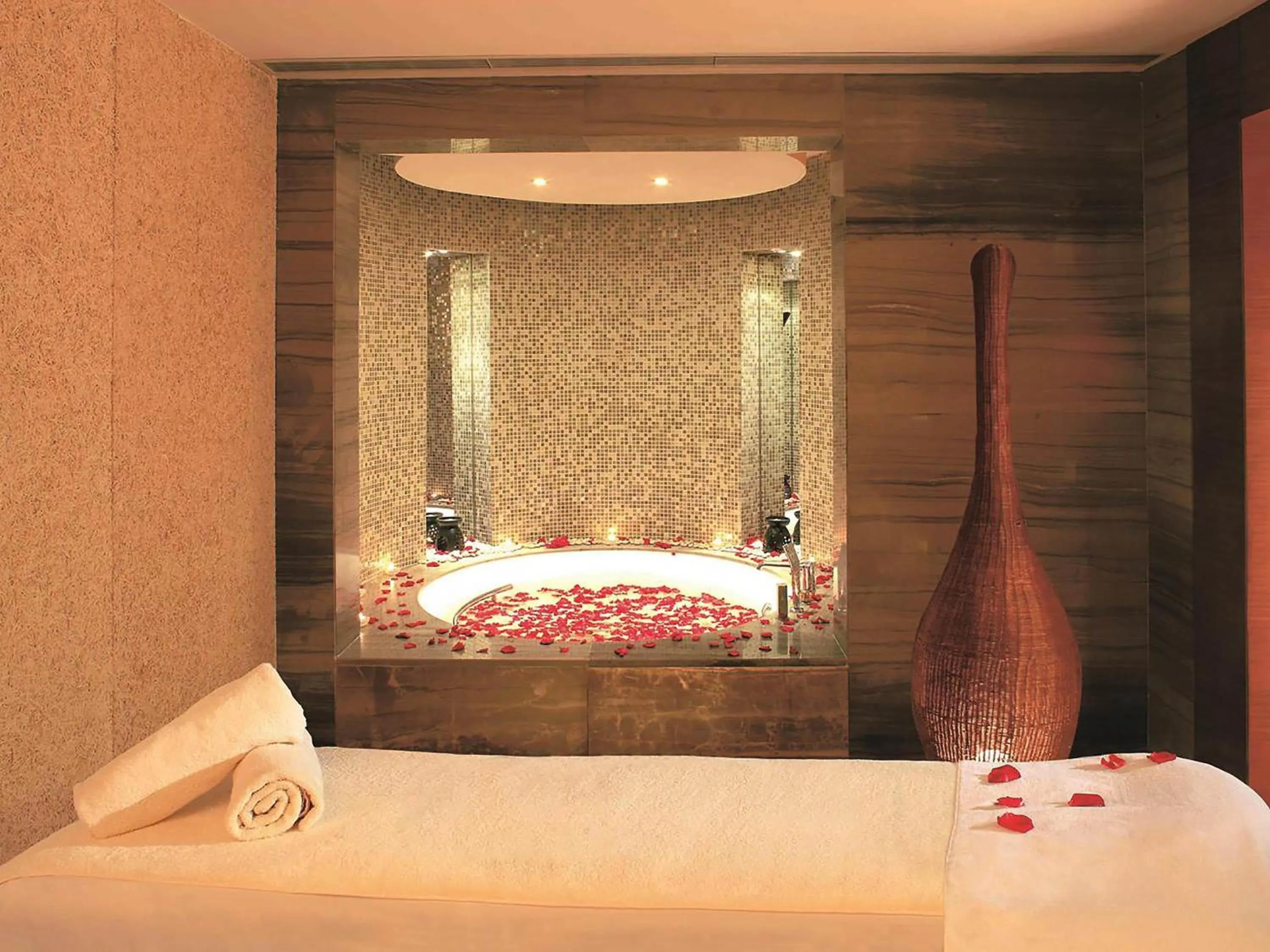 Spa and wellness centre/facilities, Bed in Swissôtel Grand Shanghai