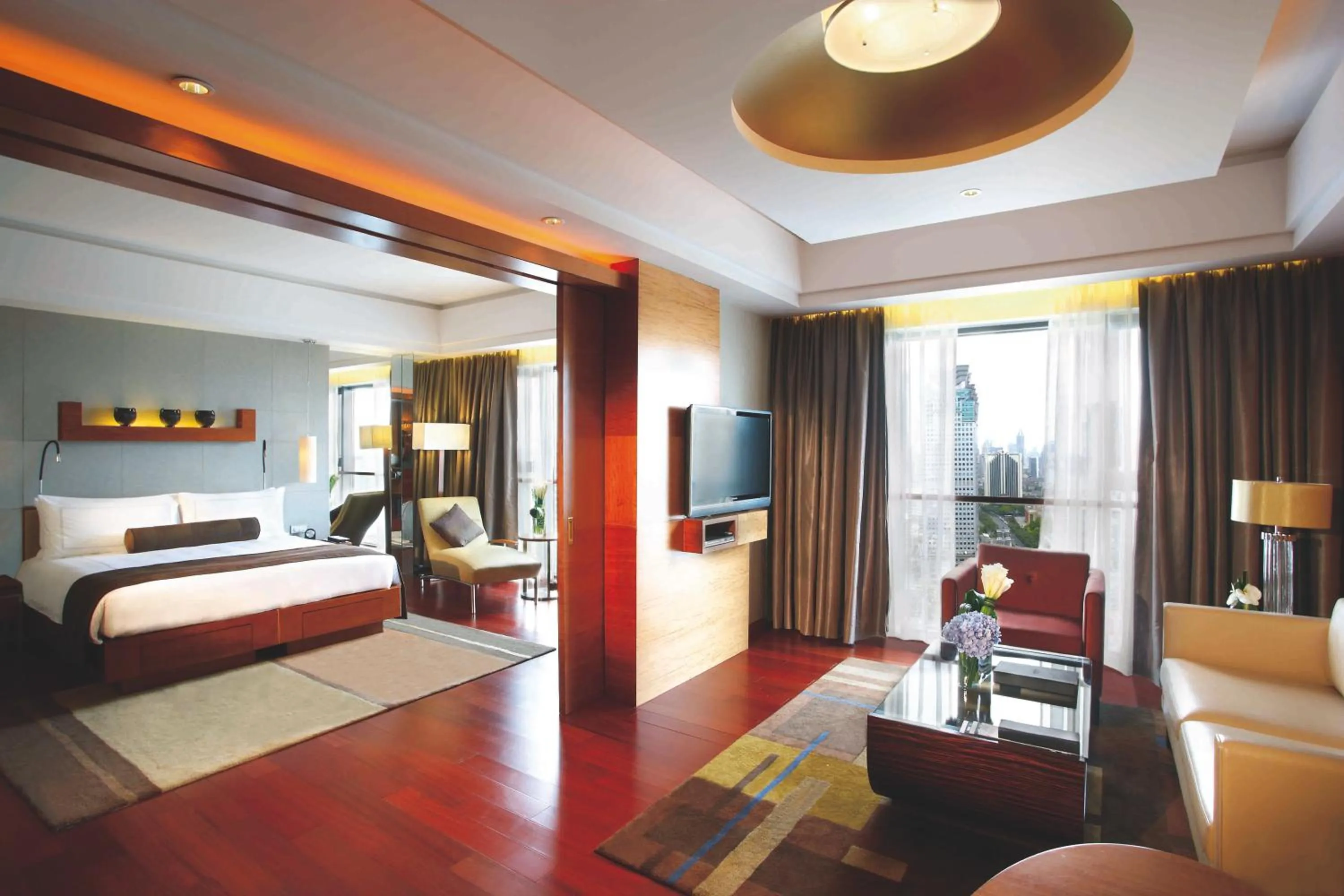 Photo of the whole room, Bed in Swissôtel Grand Shanghai - Stroll down West Nanjing Road and soak in downtown Shanghai vibrancy