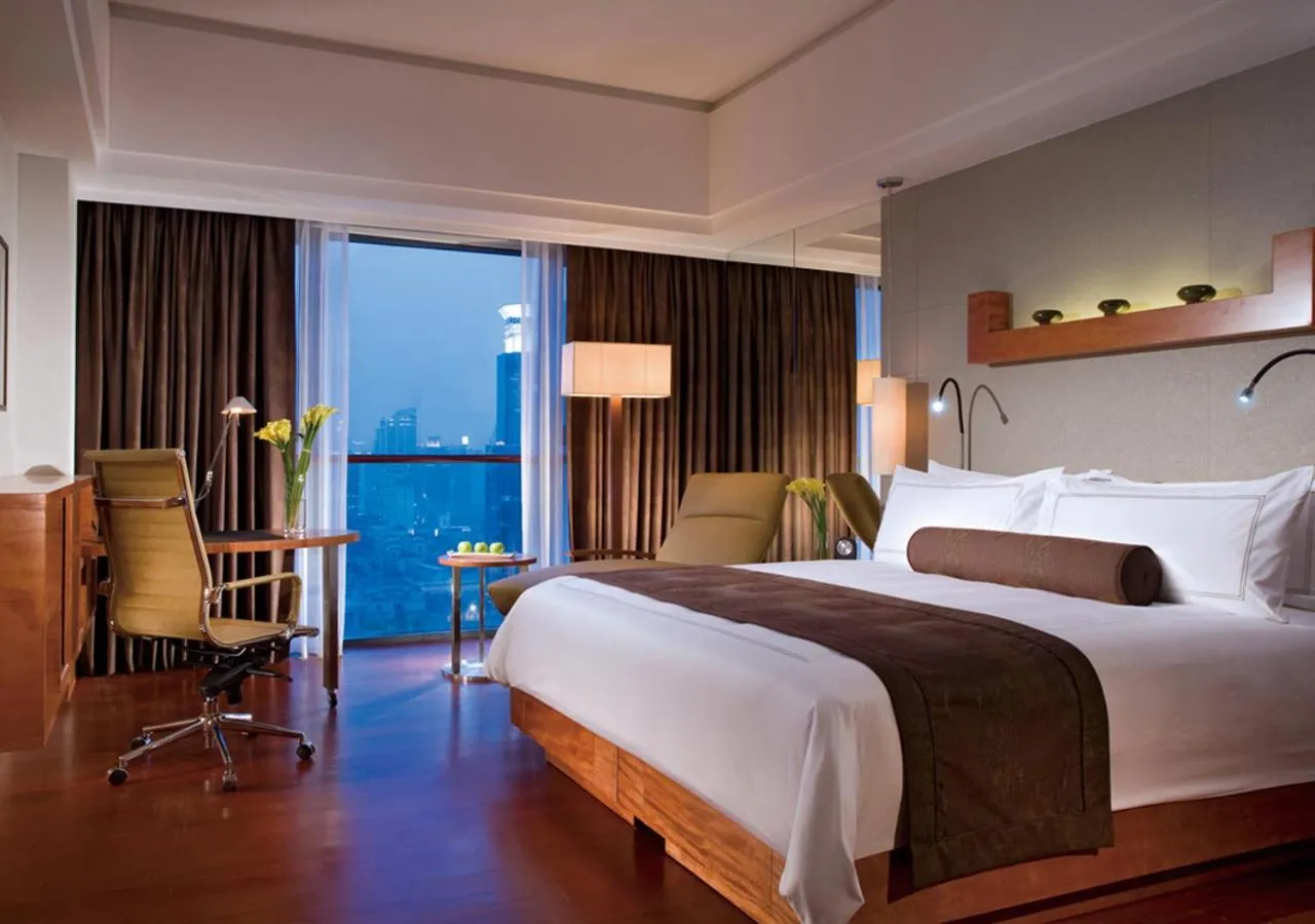 Bedroom, Bed in Swissôtel Grand Shanghai - Stroll down West Nanjing Road and soak in downtown Shanghai vibrancy