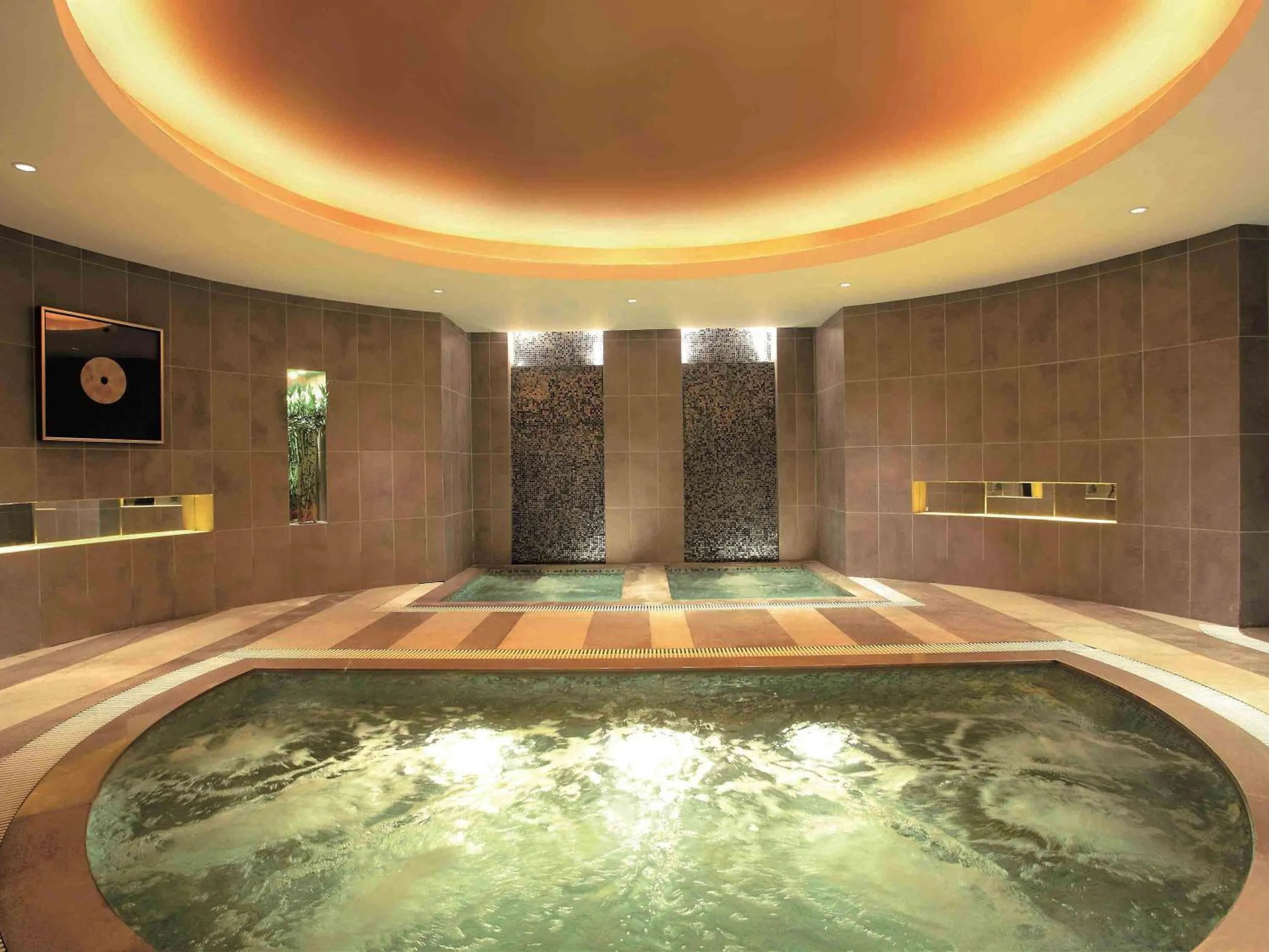 Spa and wellness centre/facilities in Swissôtel Grand Shanghai - Stroll down West Nanjing Road and soak in downtown Shanghai vibrancy