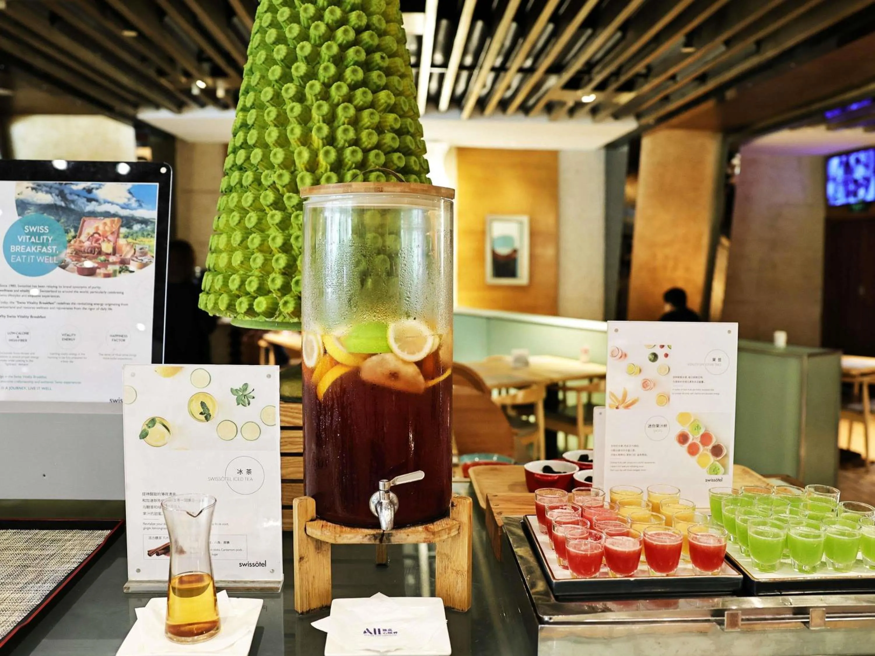 Restaurant/places to eat in Swissôtel Grand Shanghai - Stroll down West Nanjing Road and soak in downtown Shanghai vibrancy