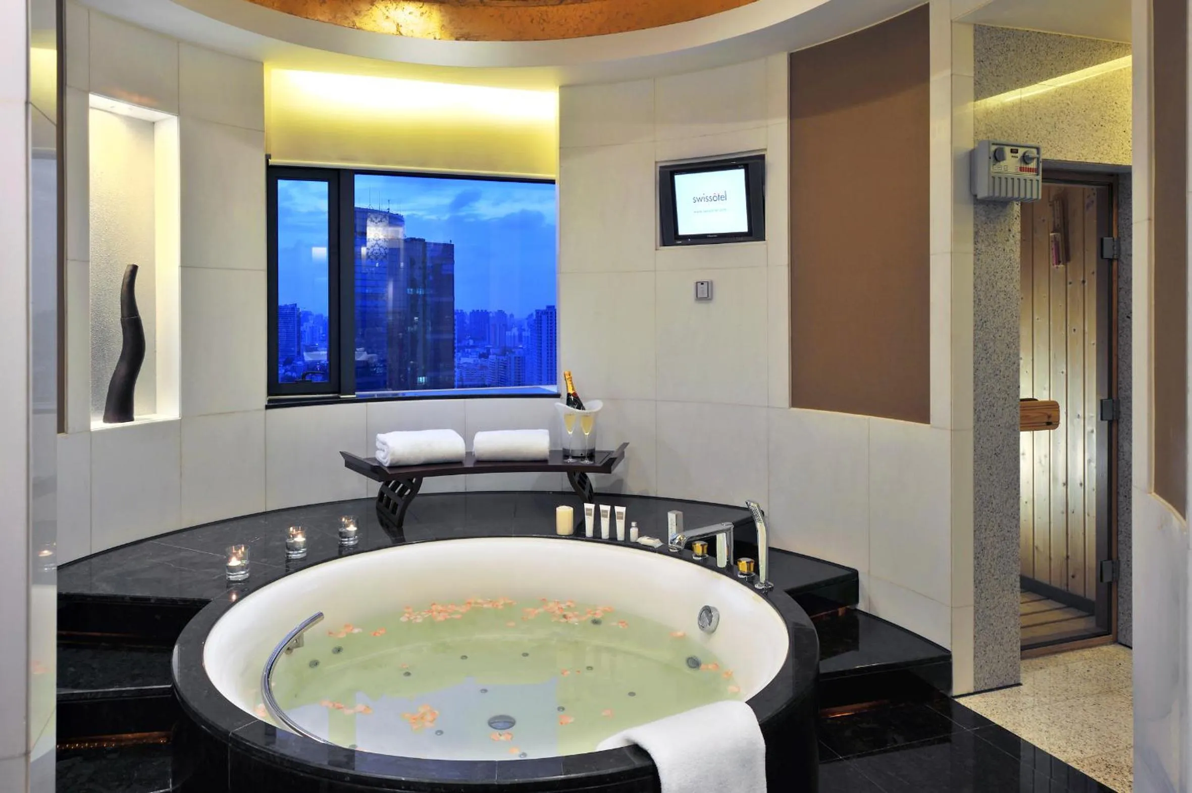Bathroom in Swissôtel Grand Shanghai - Stroll down West Nanjing Road and soak in downtown Shanghai vibrancy