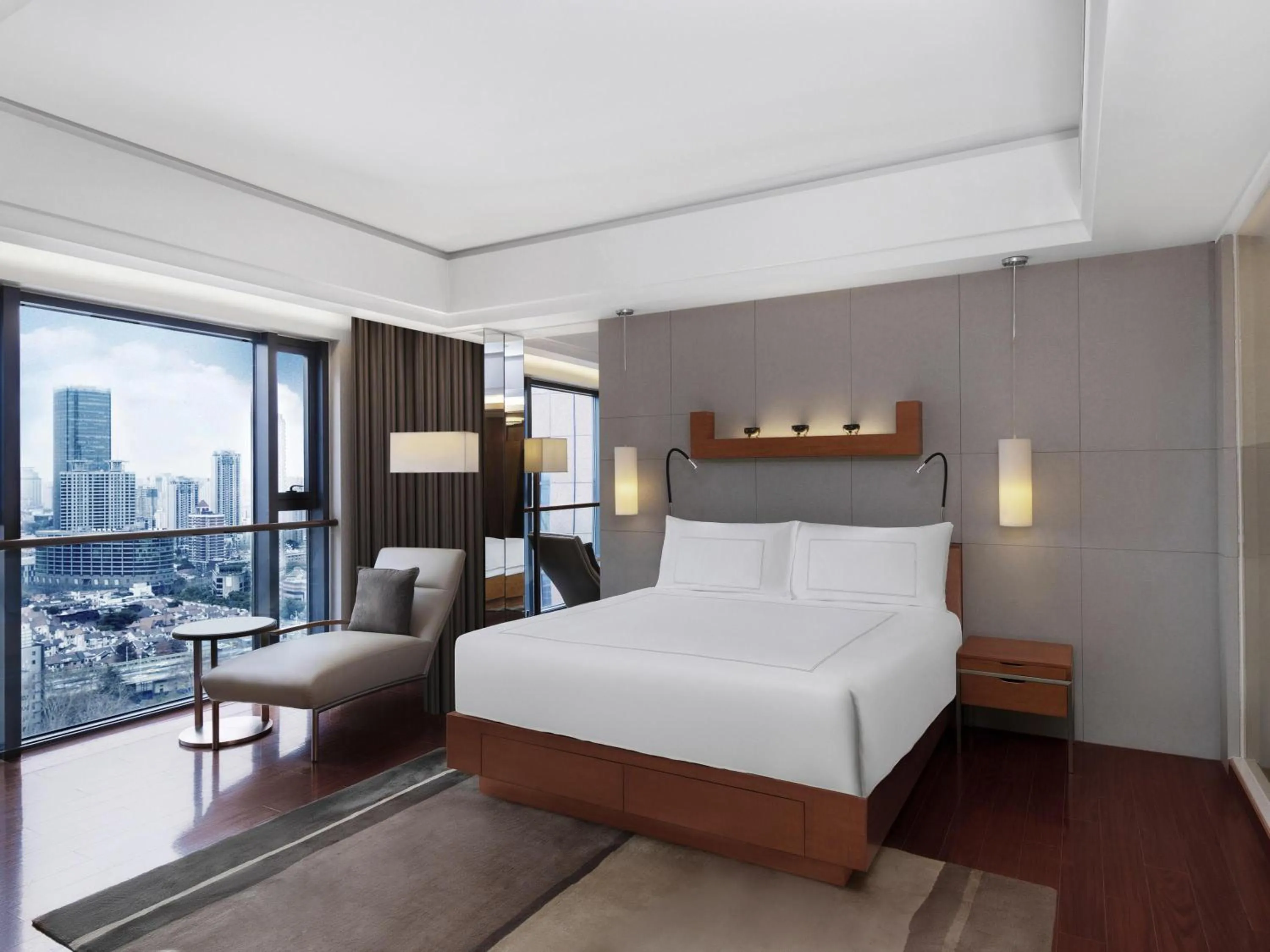 Bedroom, Bed in Swissôtel Grand Shanghai - Stroll down West Nanjing Road and soak in downtown Shanghai vibrancy