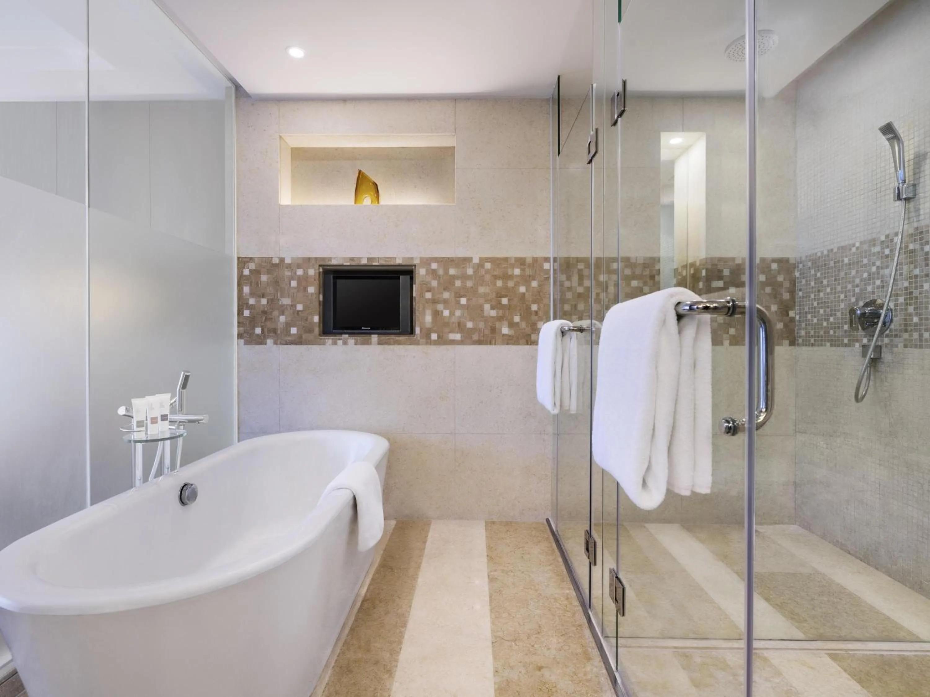 Bedroom in Swissôtel Grand Shanghai - Stroll down West Nanjing Road and soak in downtown Shanghai vibrancy