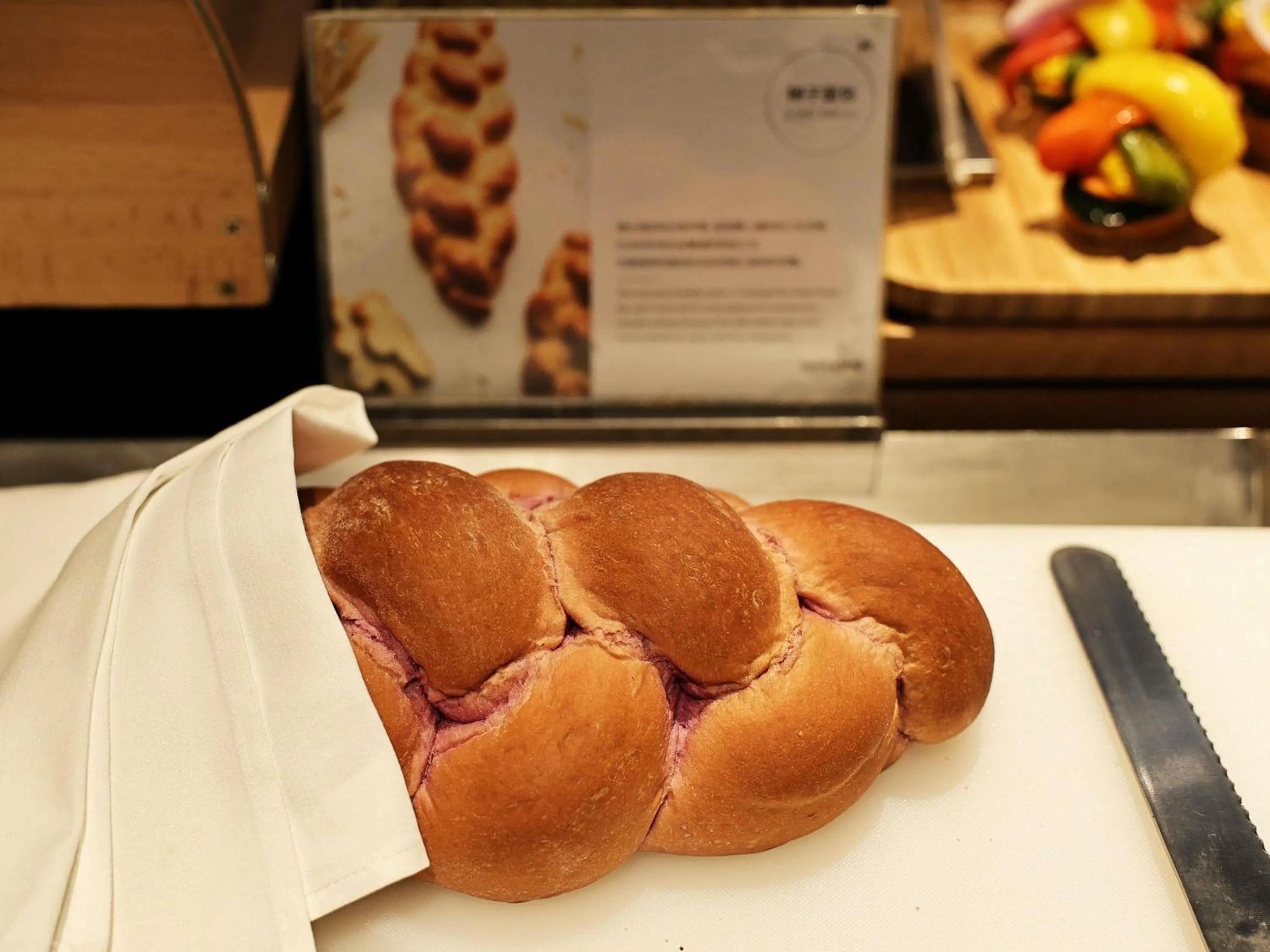 Restaurant/places to eat in Swissôtel Grand Shanghai - Stroll down West Nanjing Road and soak in downtown Shanghai vibrancy