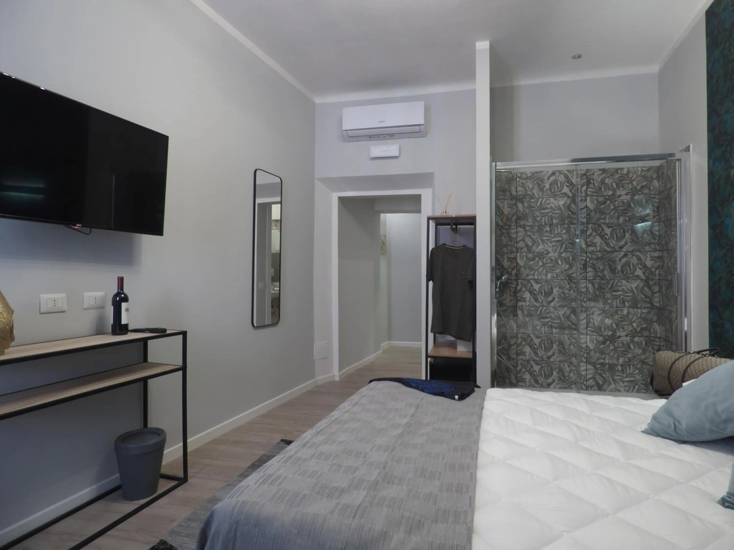 Bed in Vite 99 spanish steps room