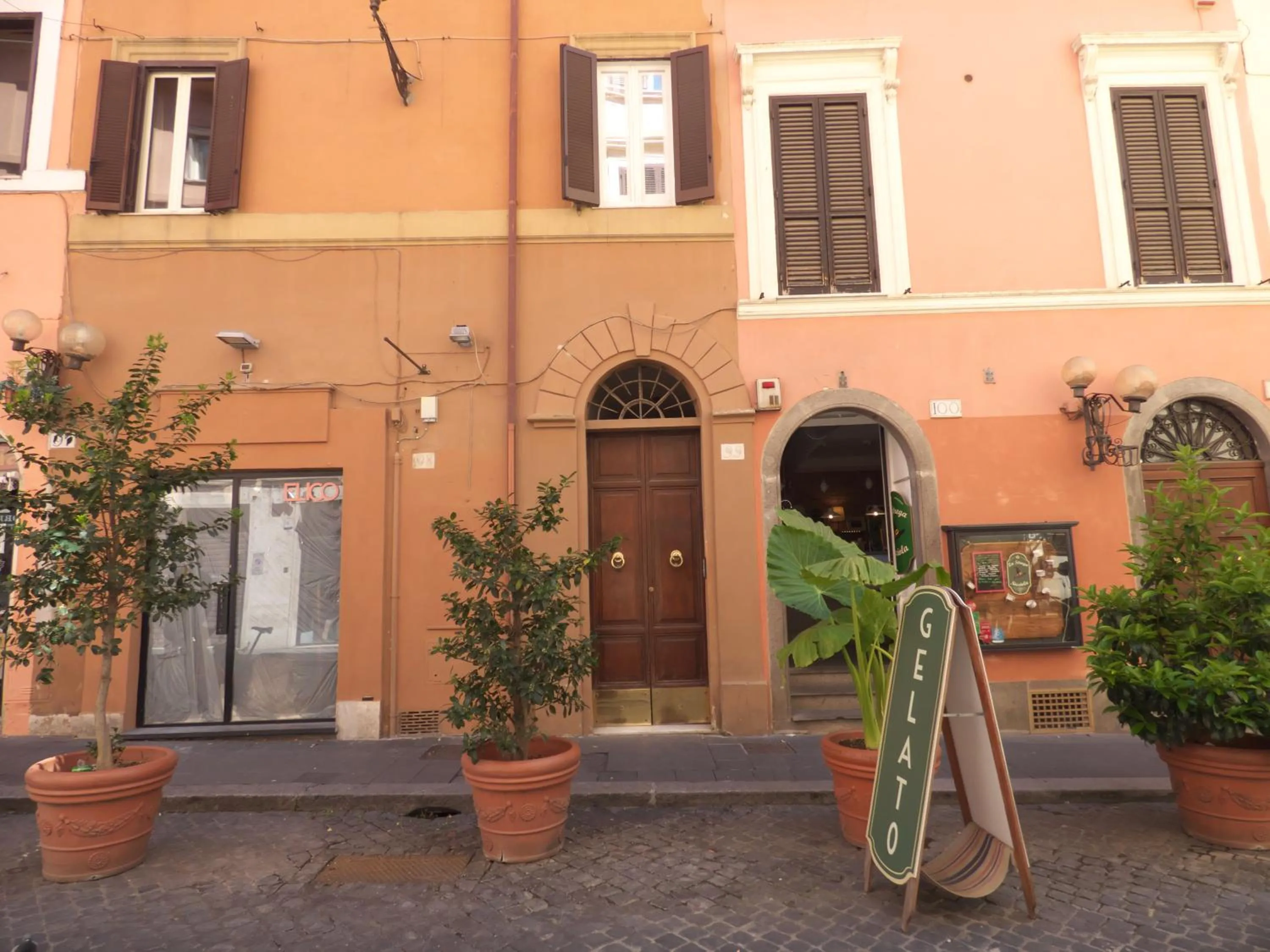 Property building in Vite 99 spanish steps room