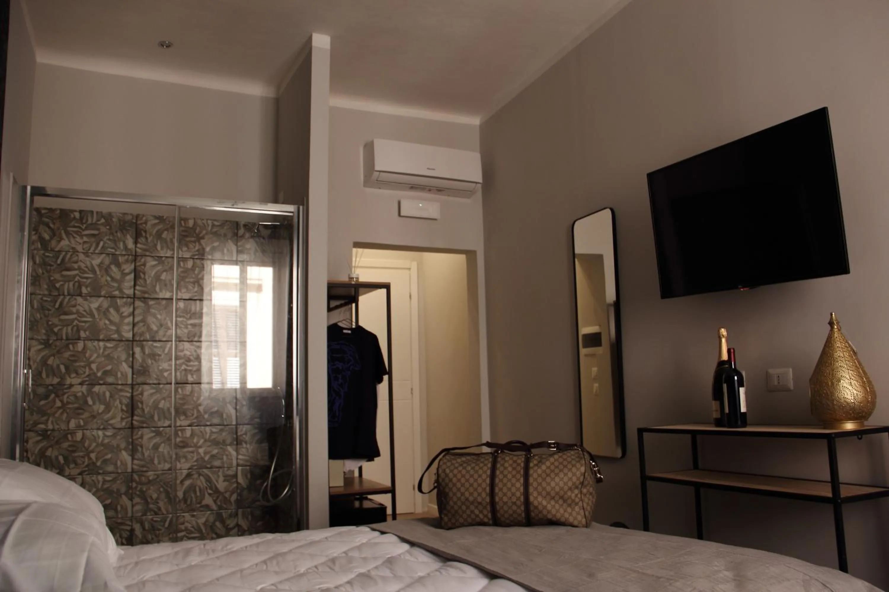 Bed in Vite 99 spanish steps room