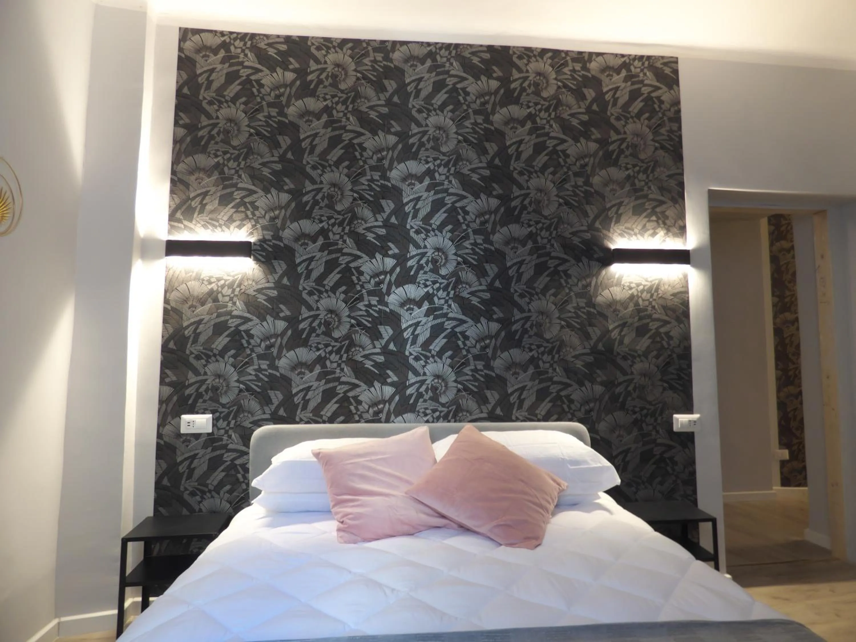 Bed in Vite 99 spanish steps room