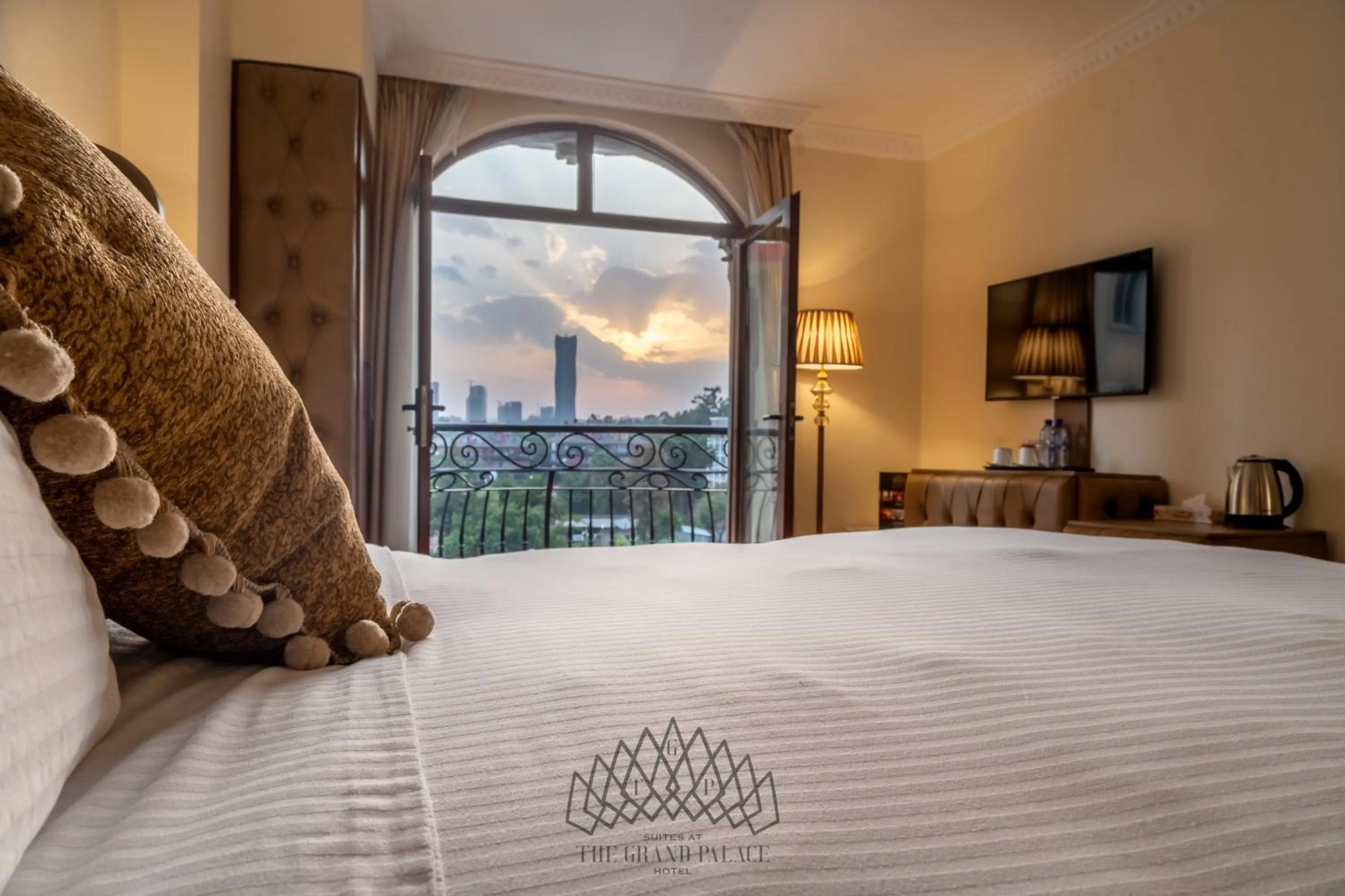 Balcony/Terrace, Bed in The Grand Palace Hotel
