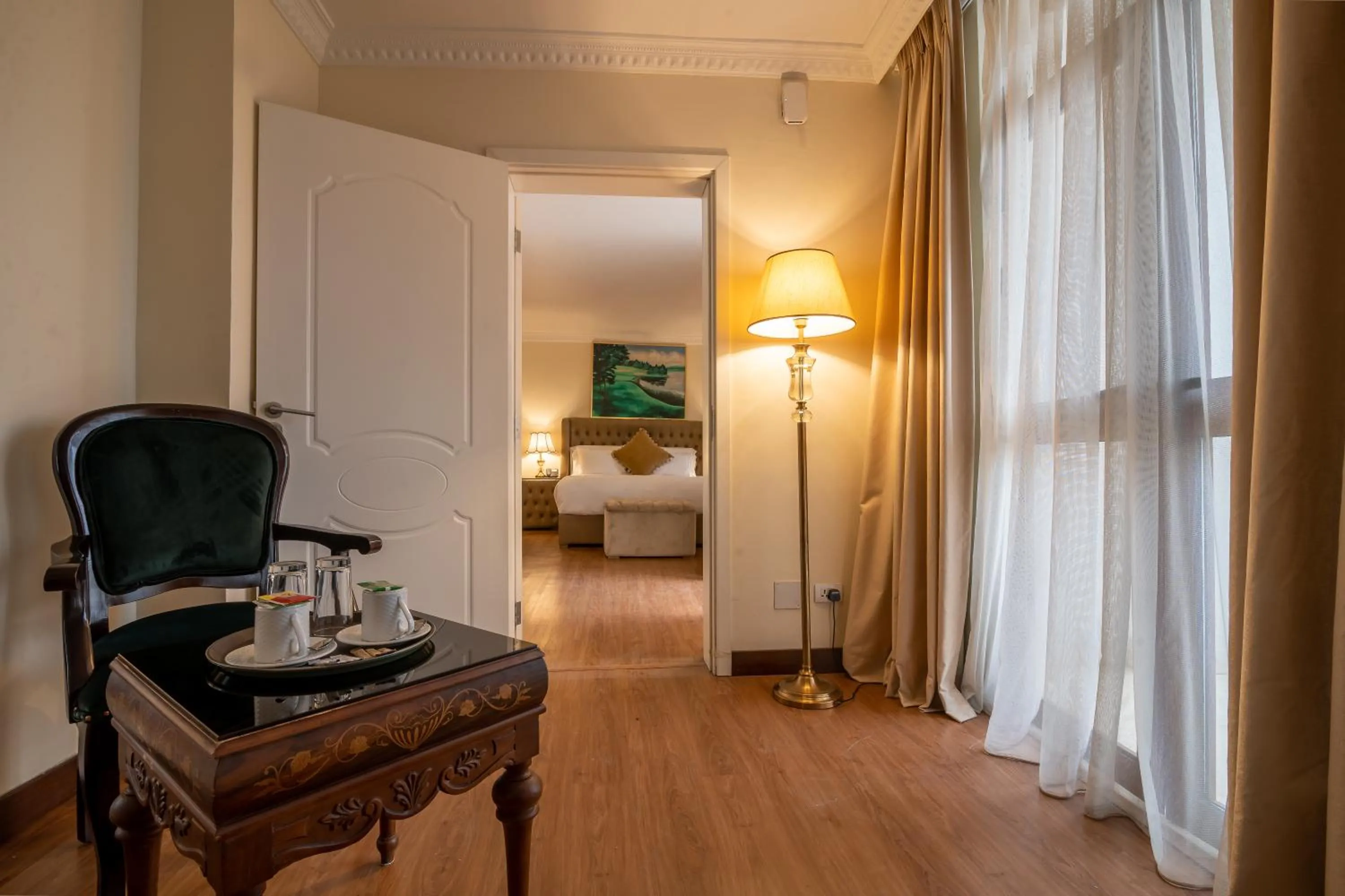 Seating area, Bed in The Grand Palace Hotel