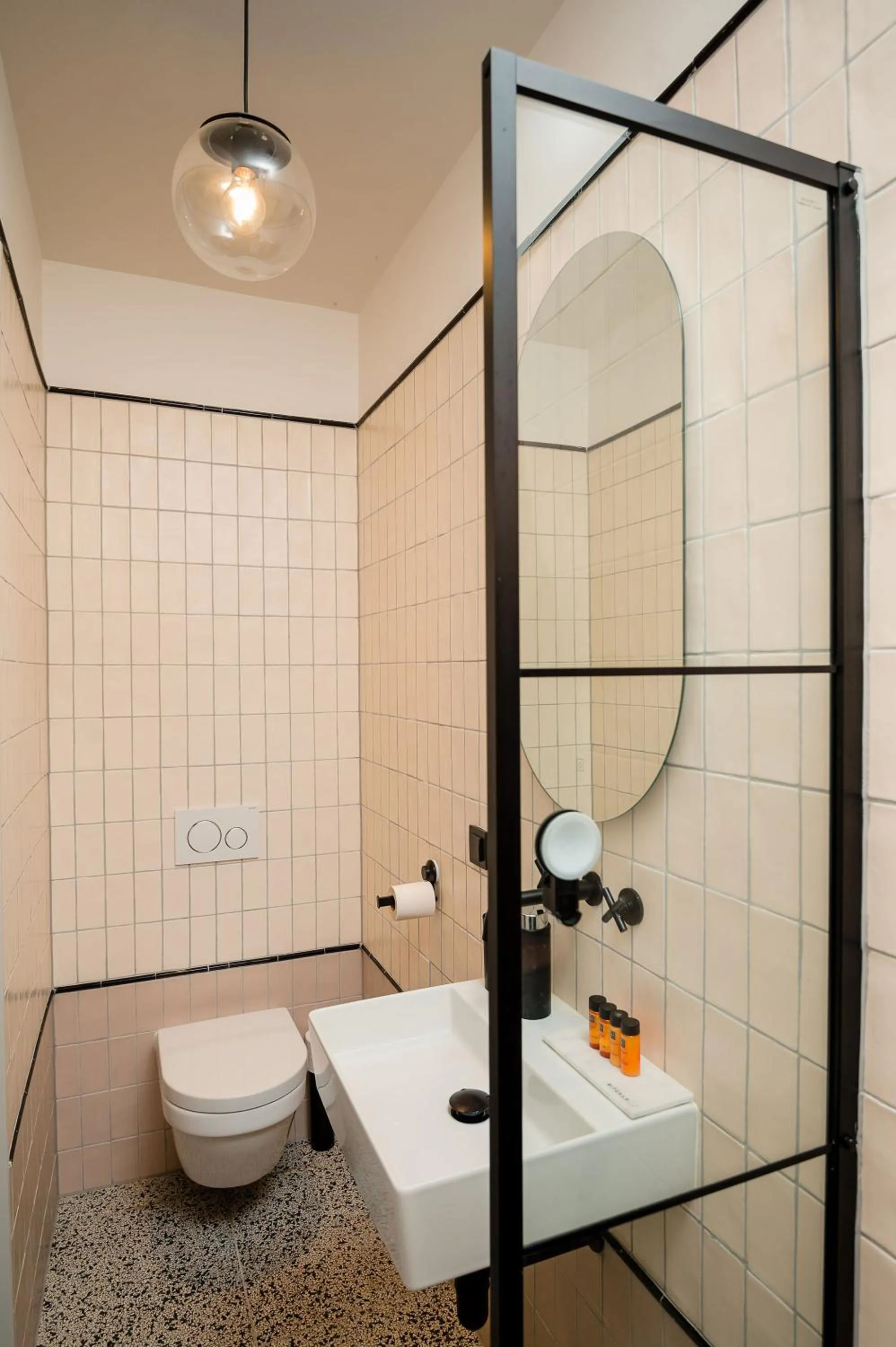 Toilet in Mr.Lewis Rotterdam