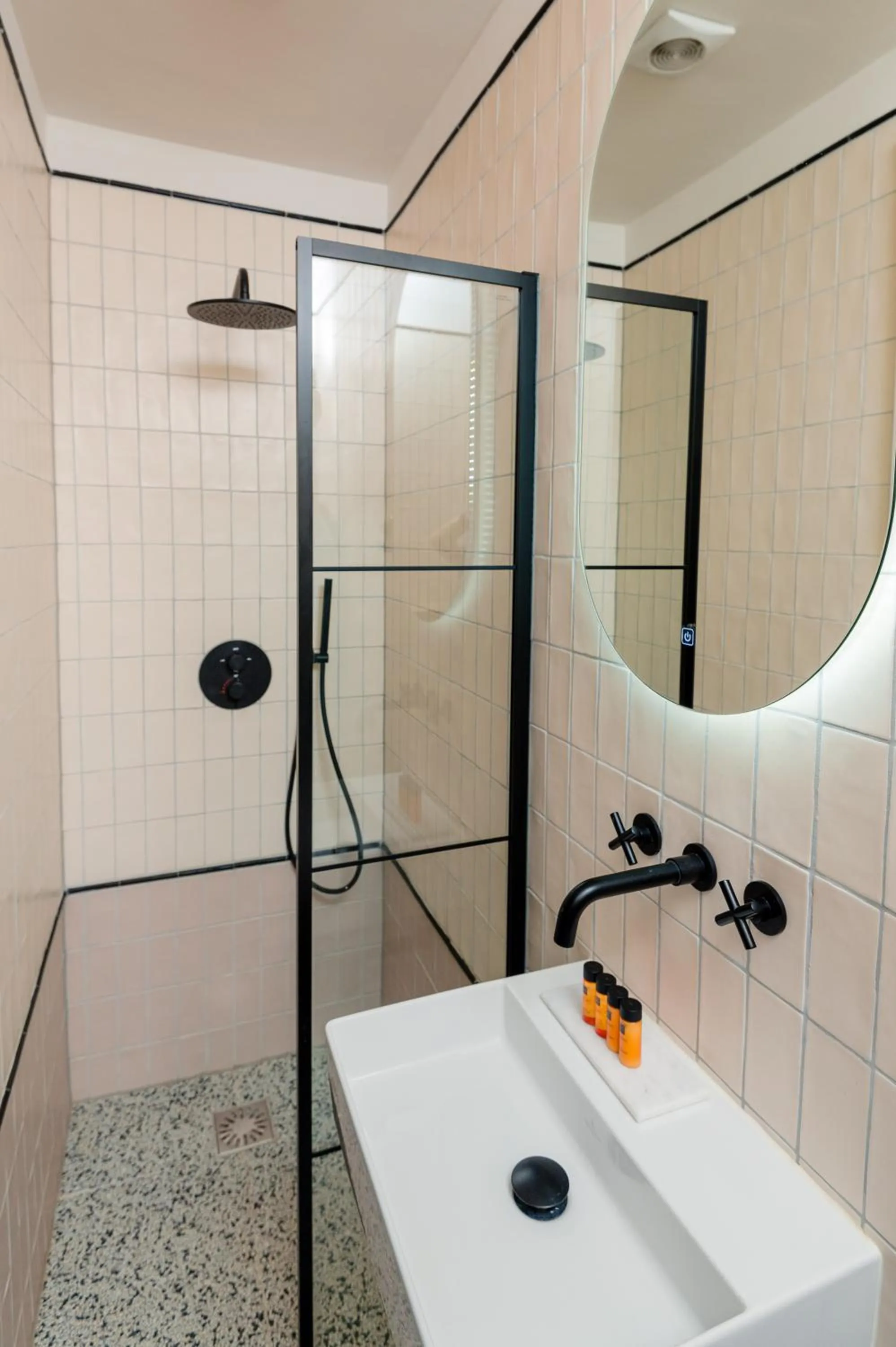 Shower in Mr.Lewis Rotterdam