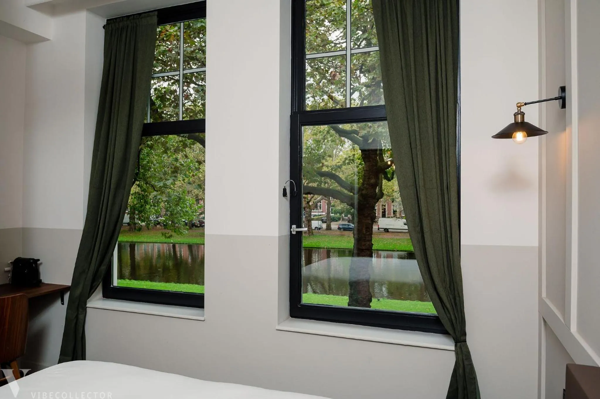 View (from property/room), Bed in Mr.Lewis Rotterdam