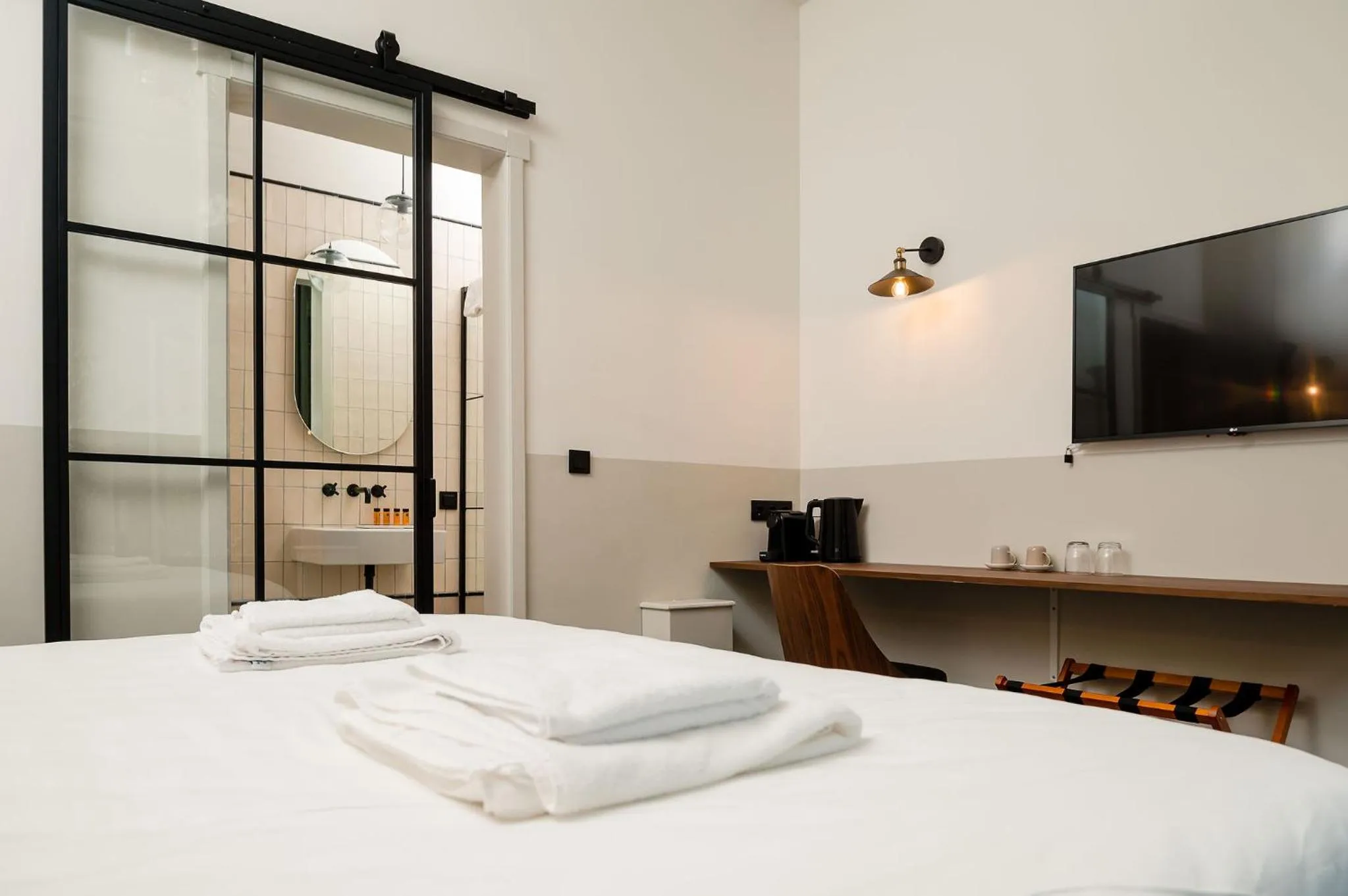 Photo of the whole room, Bed in Mr.Lewis Rotterdam