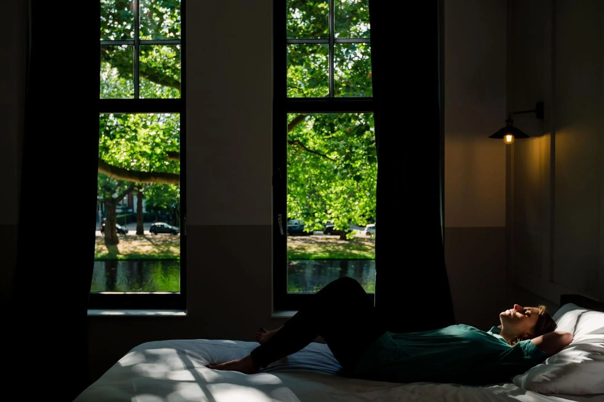 View (from property/room), Bed in Mr.Lewis Rotterdam