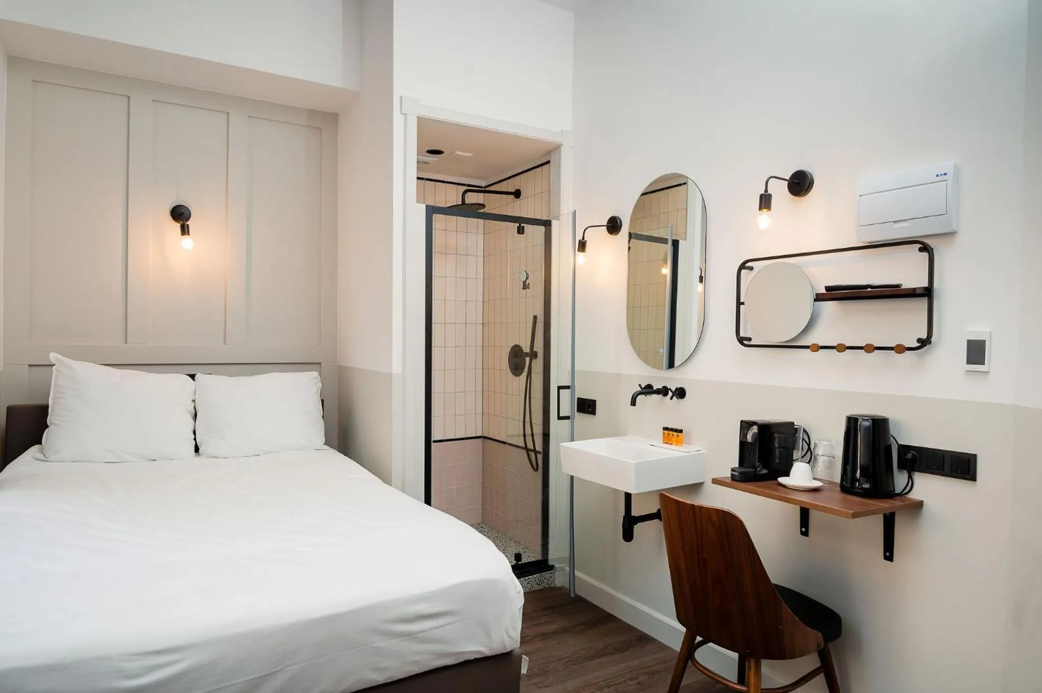 Bedroom, Bed in Mr.Lewis Rotterdam