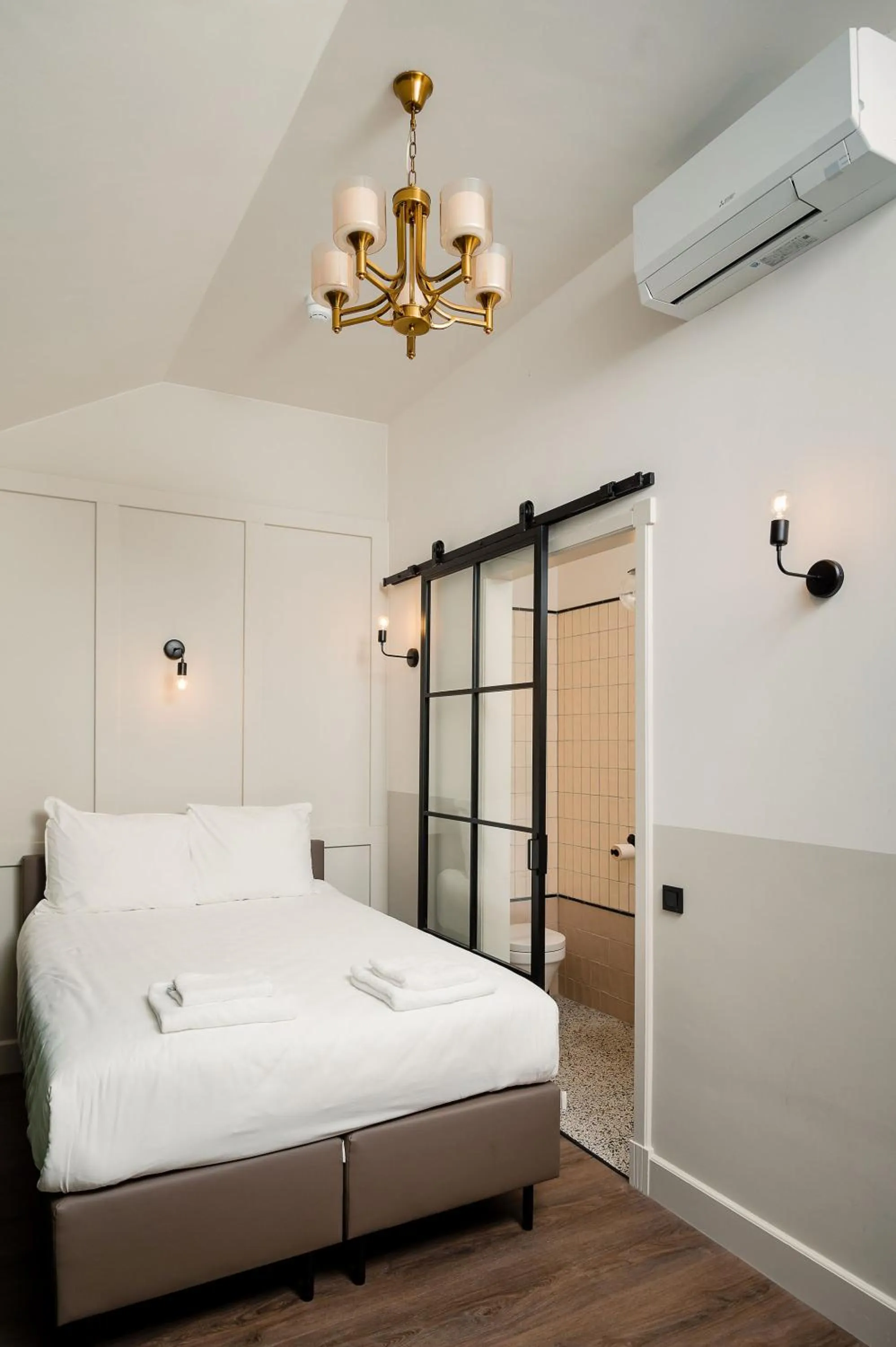 Bedroom, Bed in Mr.Lewis Rotterdam