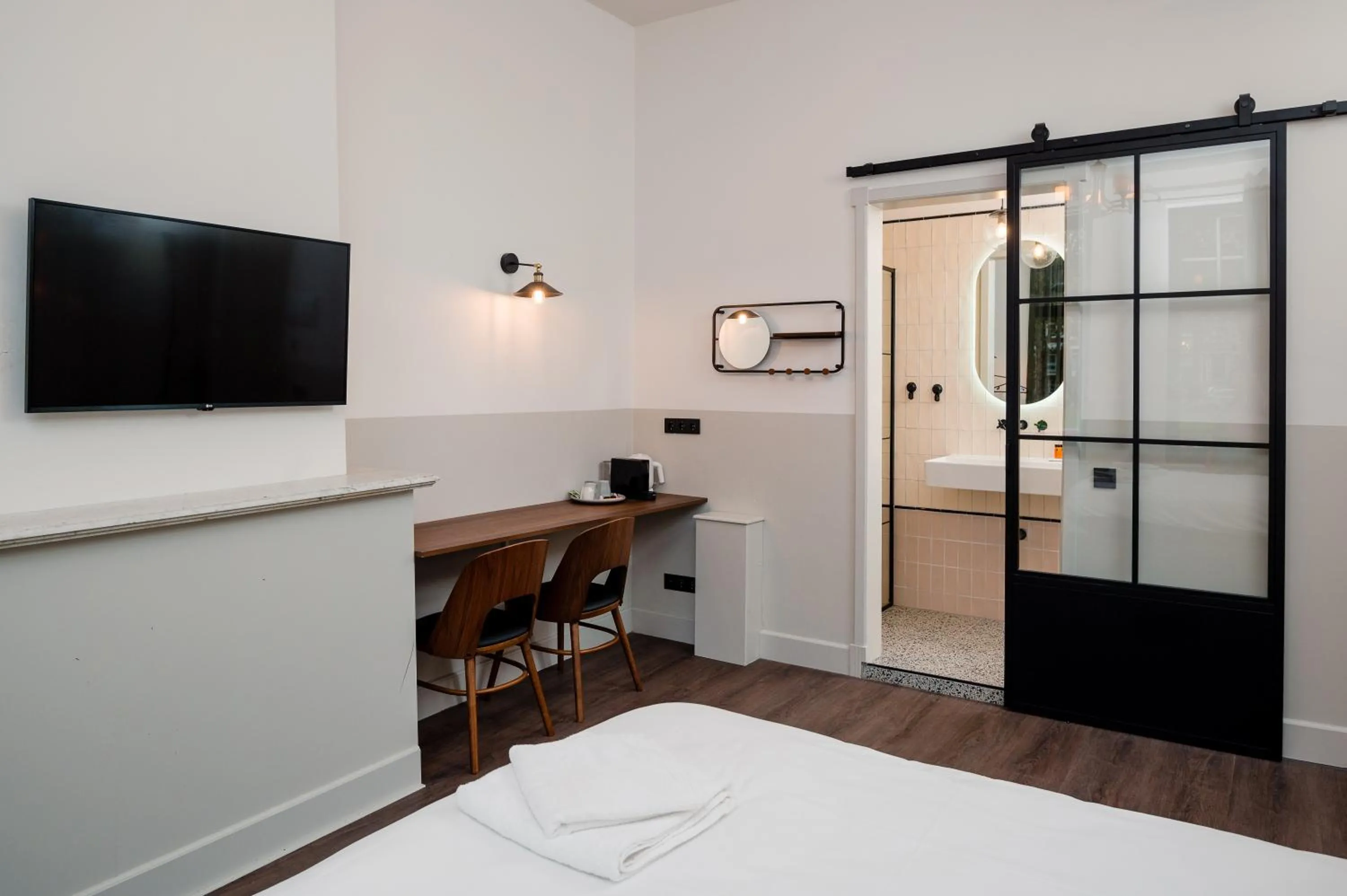 Photo of the whole room, Bed in Mr.Lewis Rotterdam