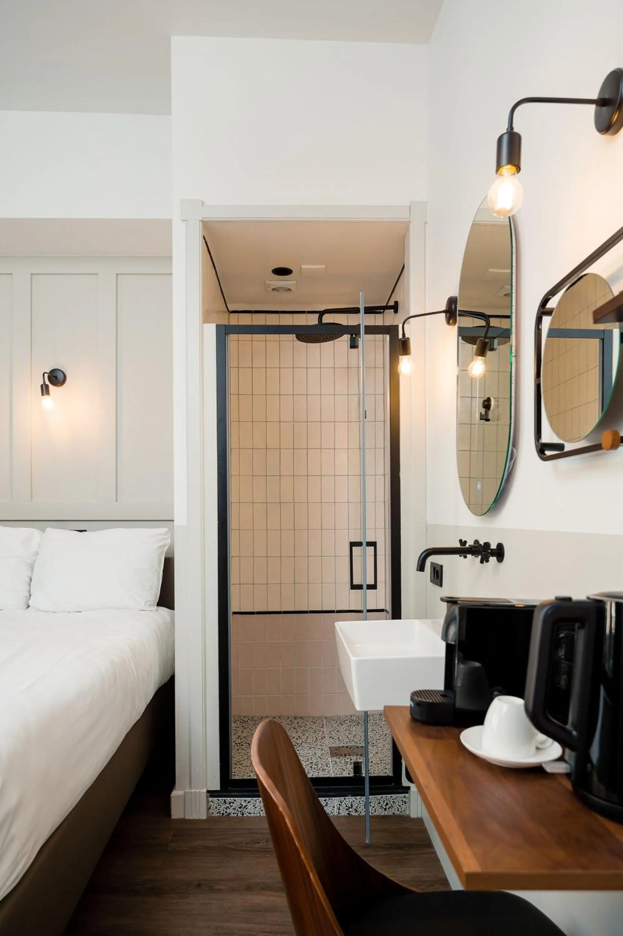 Photo of the whole room, Bed in Mr.Lewis Rotterdam