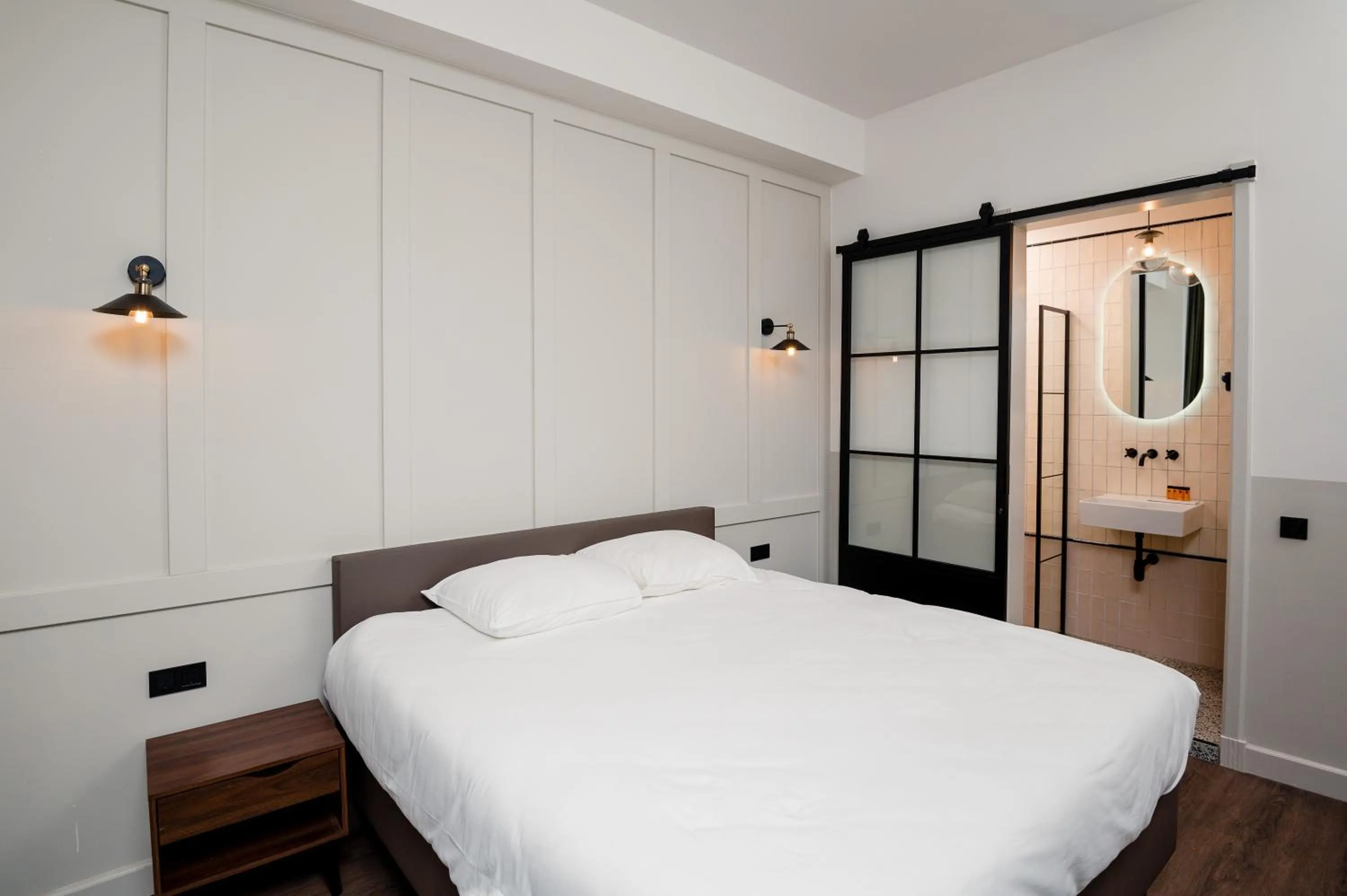 Bedroom, Bed in Mr.Lewis Rotterdam