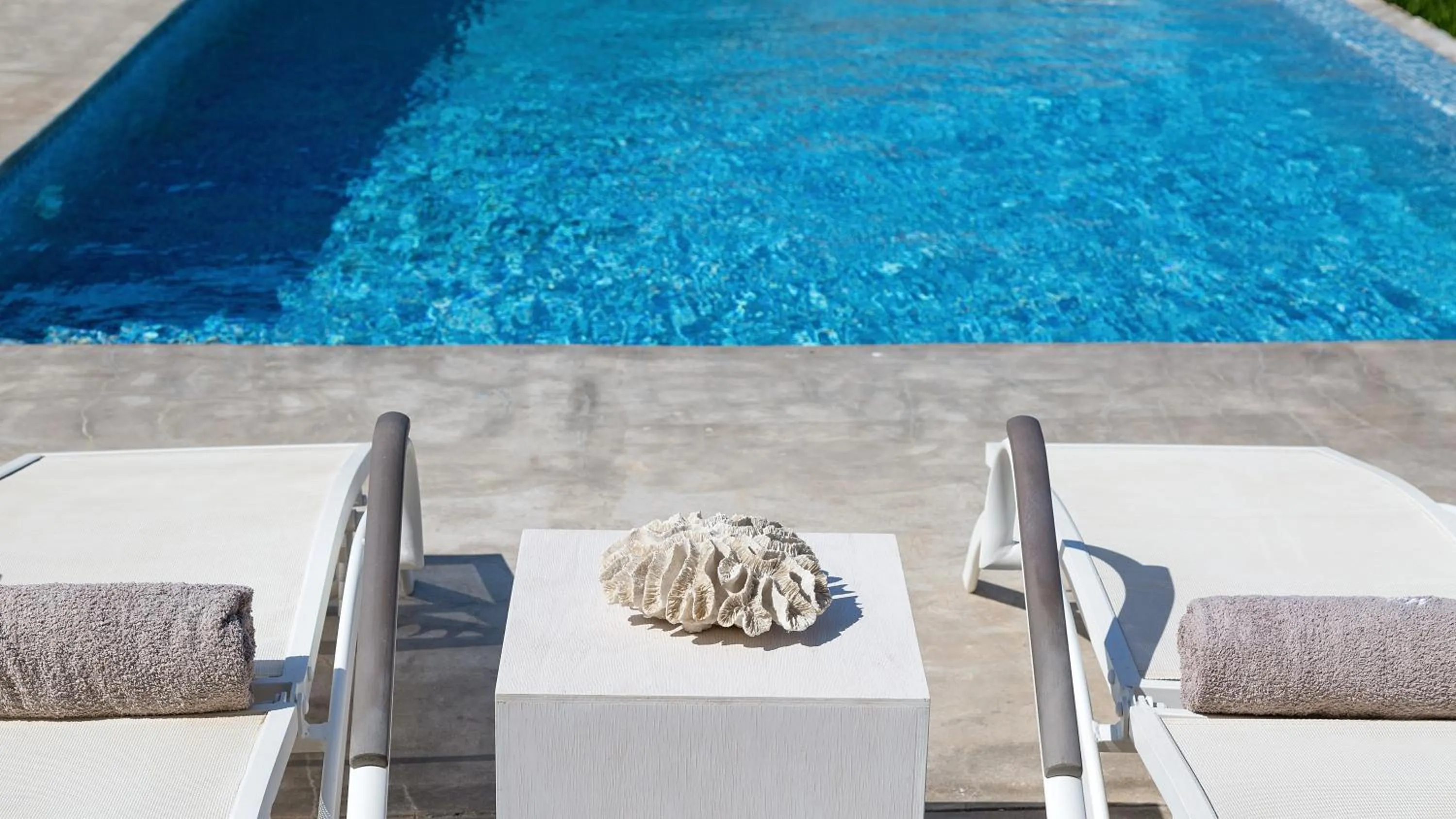 Swimming pool in Mykonos Panormos Villas