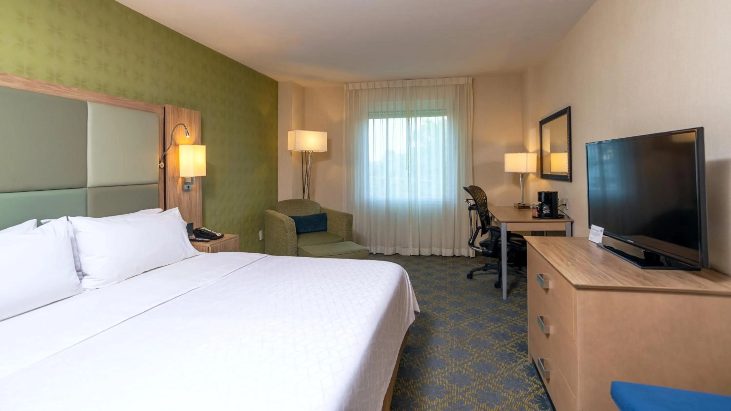 Photo of the whole room, Bed in Holiday Inn Express & Suites Cuernavaca by IHG
