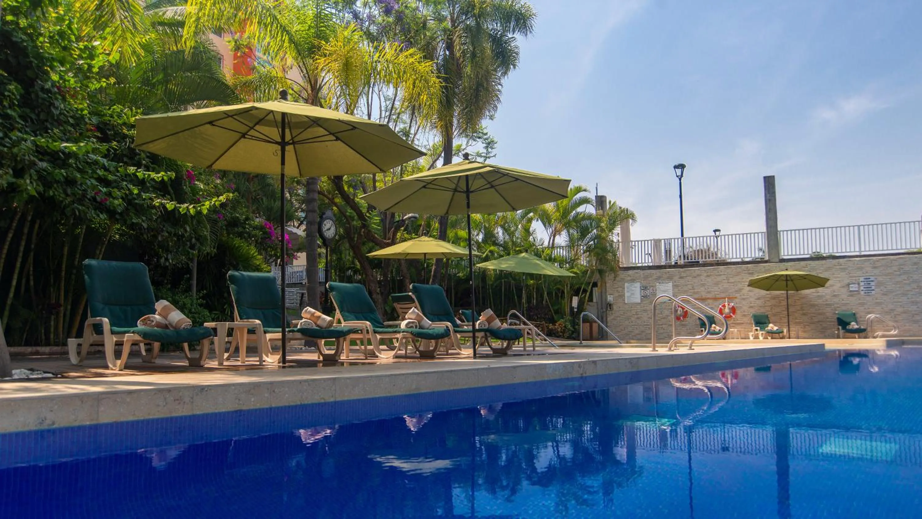Swimming pool in Holiday Inn Express & Suites Cuernavaca by IHG