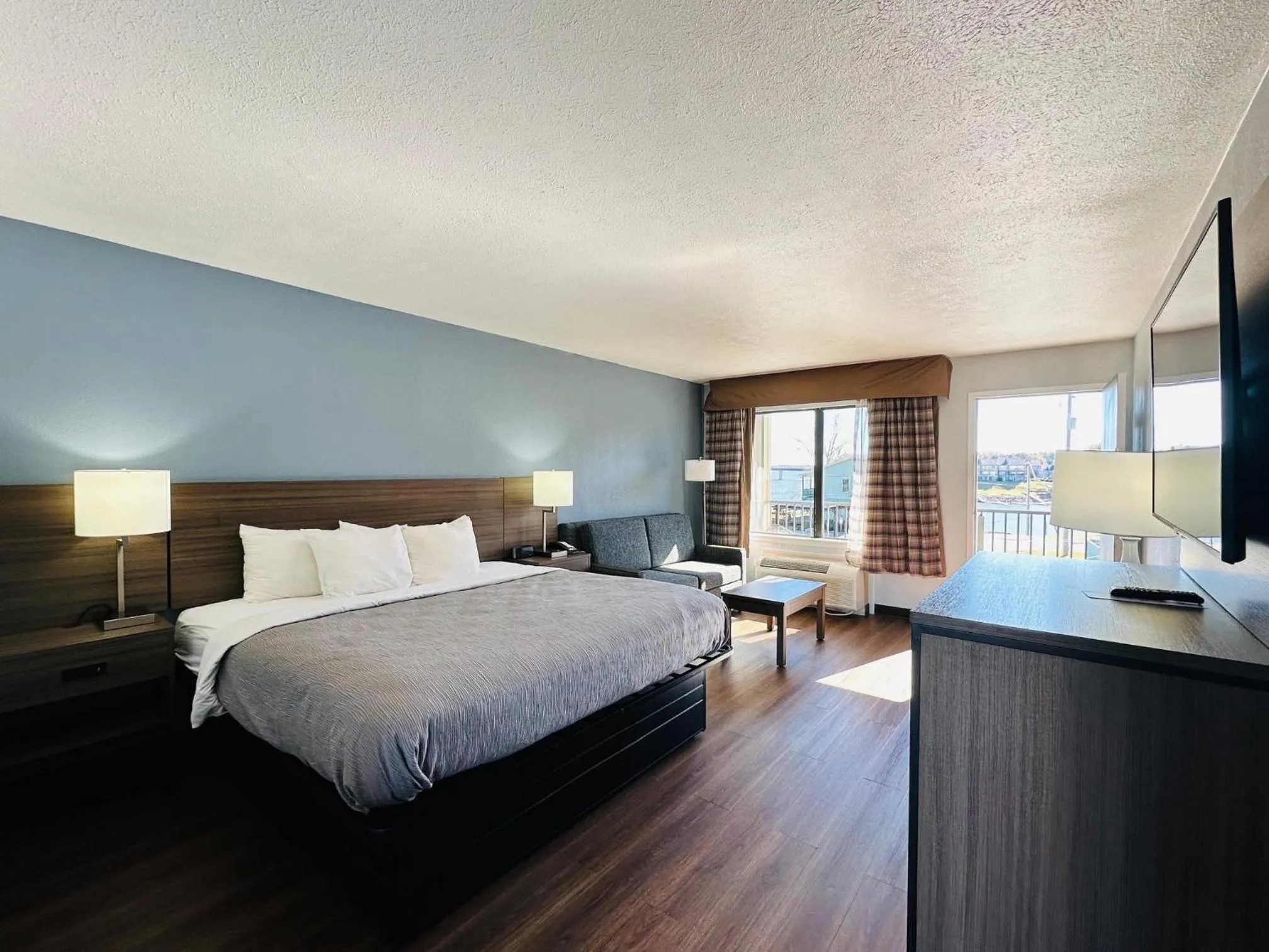 Bedroom, Bed in Quality Inn - On The Lake Clarksville-Boydton