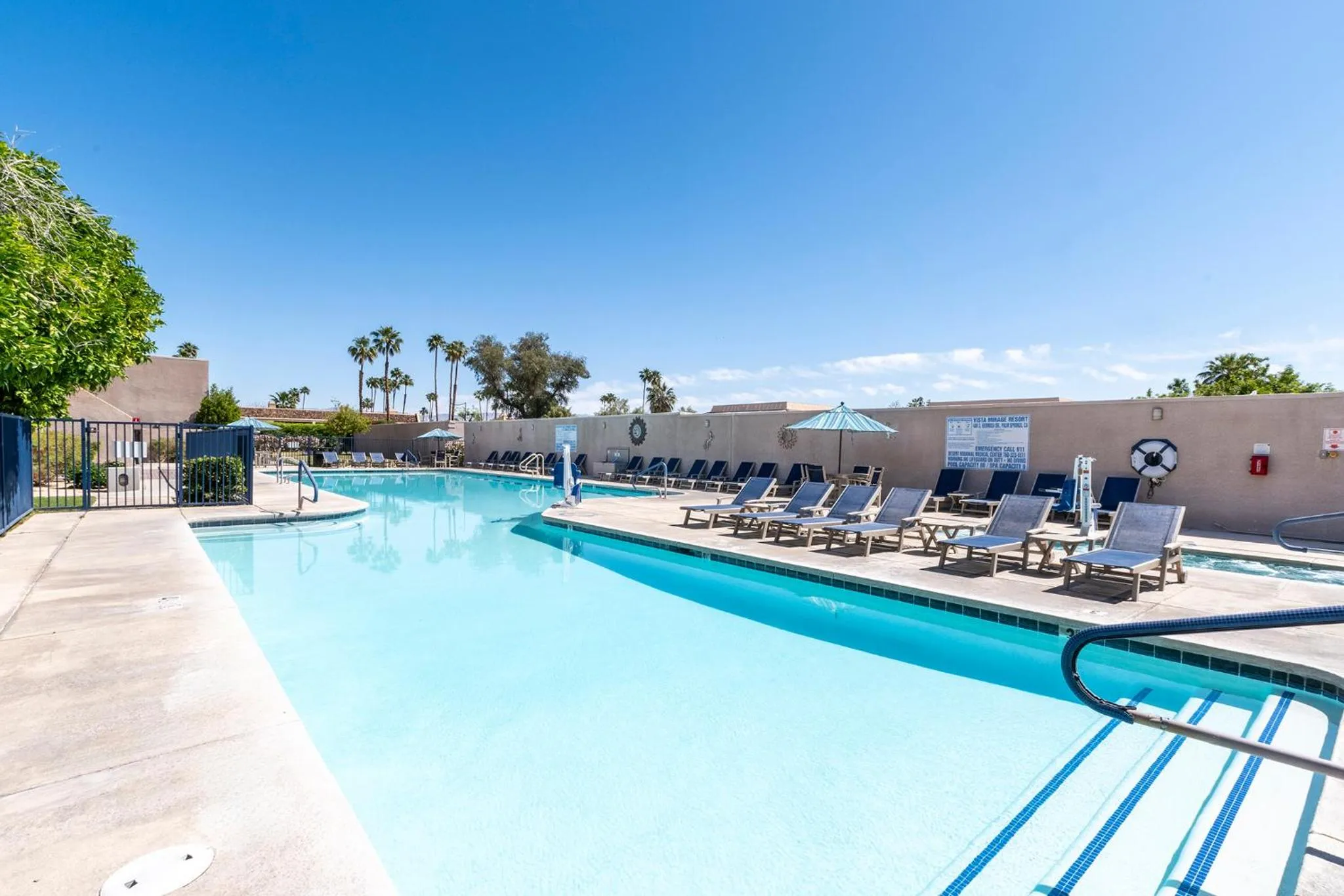 Swimming pool in Vista Mirage Resort