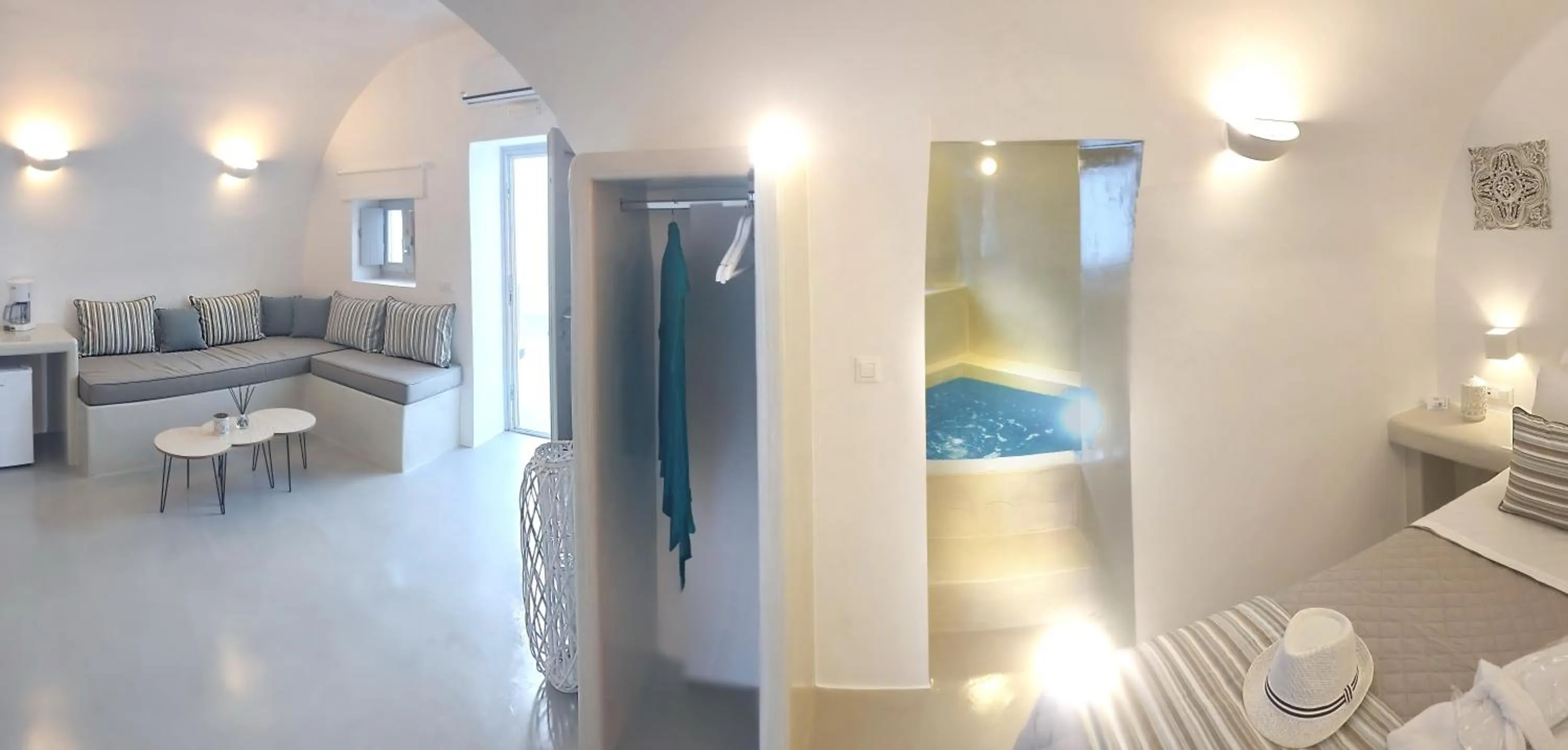 Swimming pool, Bed in Golden Stone Santorini Suites