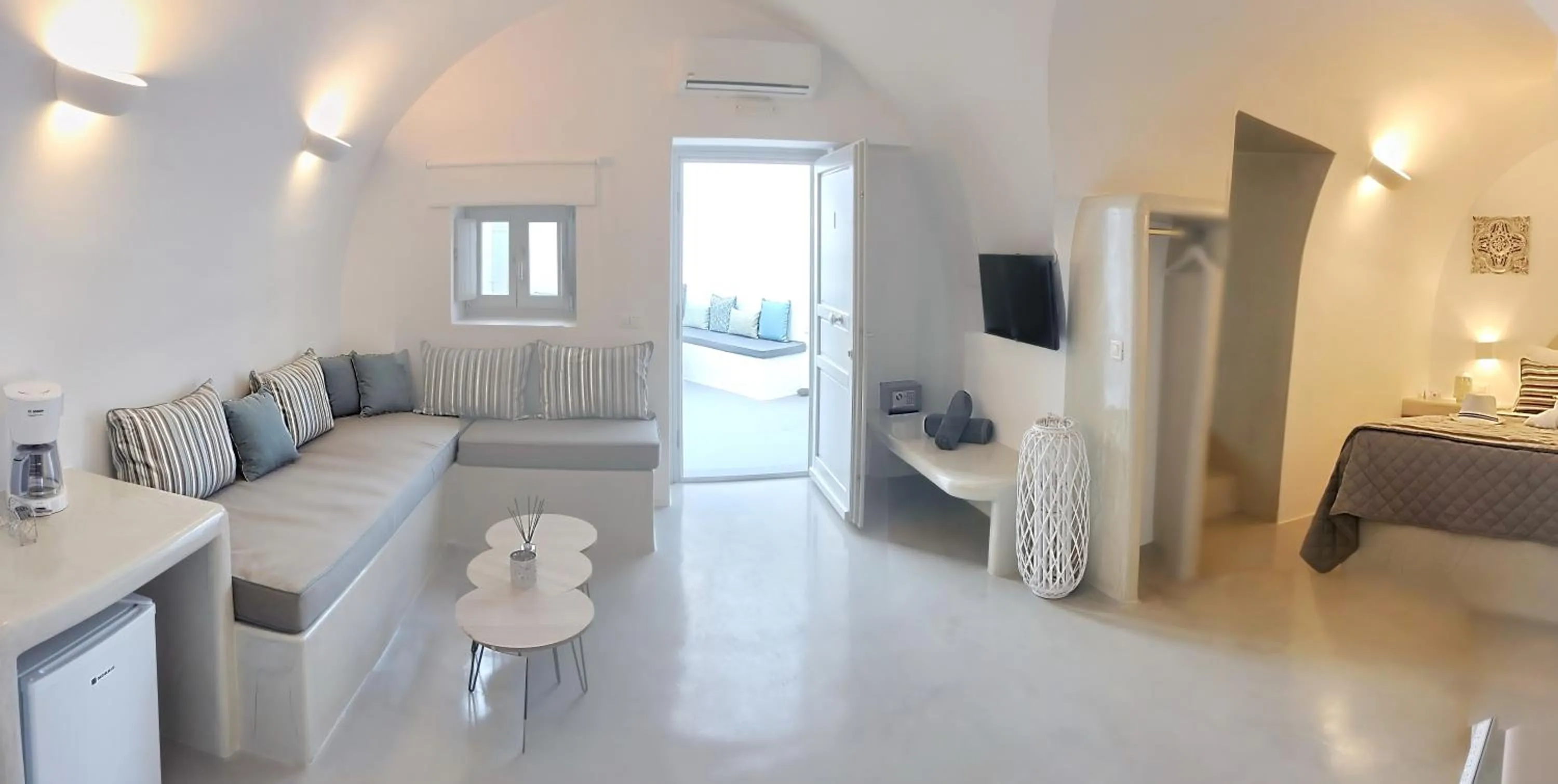 Coffee/tea facilities in Golden Stone Santorini Suites