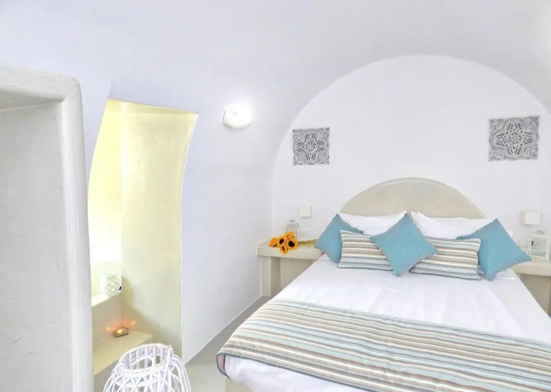 Bed in Golden Stone Santorini Suites