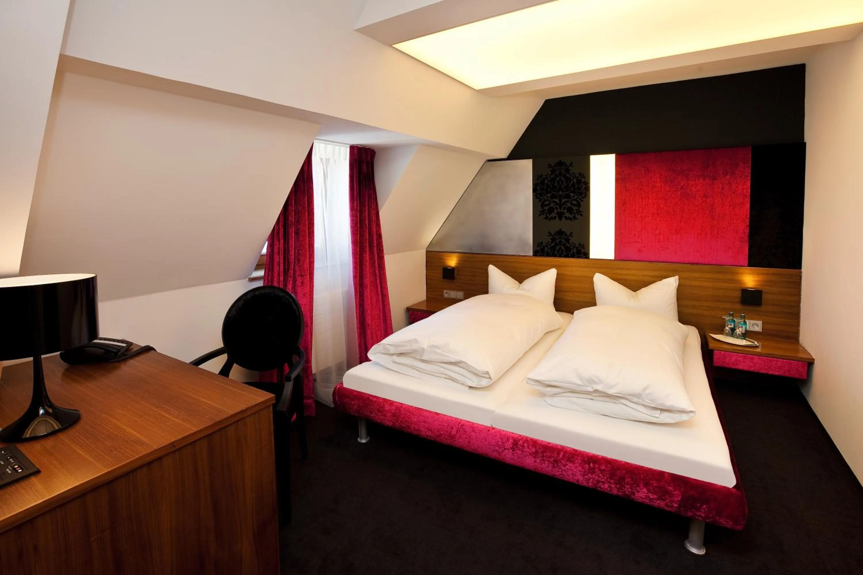 Photo of the whole room, Bed in Schloss zu Hopferau