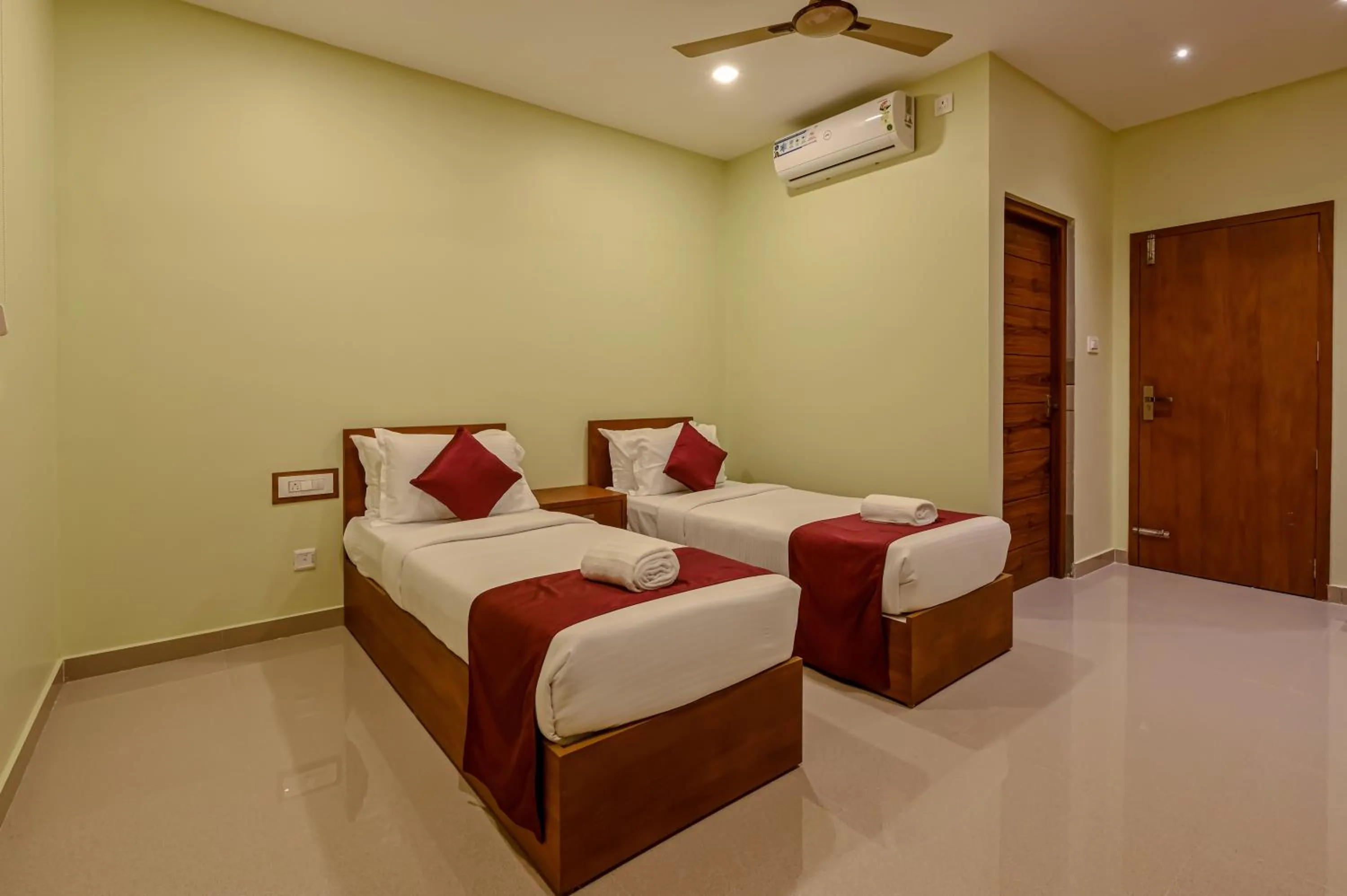 Photo of the whole room, Bed in Aveda Munnar Mountains and Mist