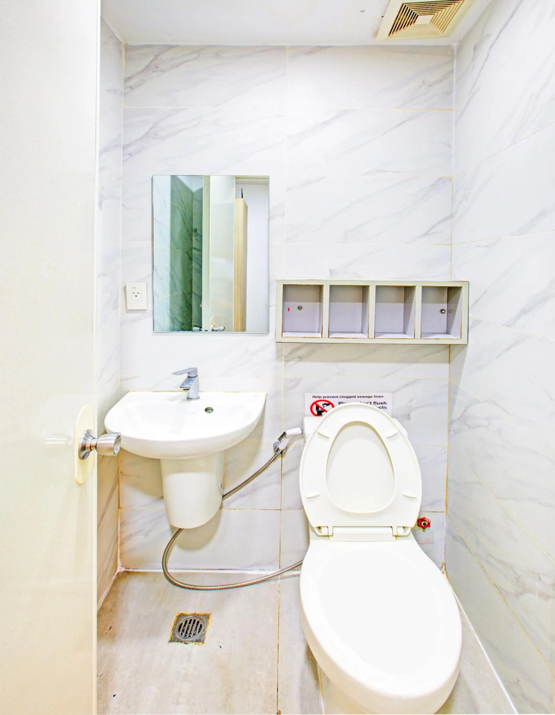 Bathroom in Collection O Metro Manila near University Belt formerly 1318 Residences
