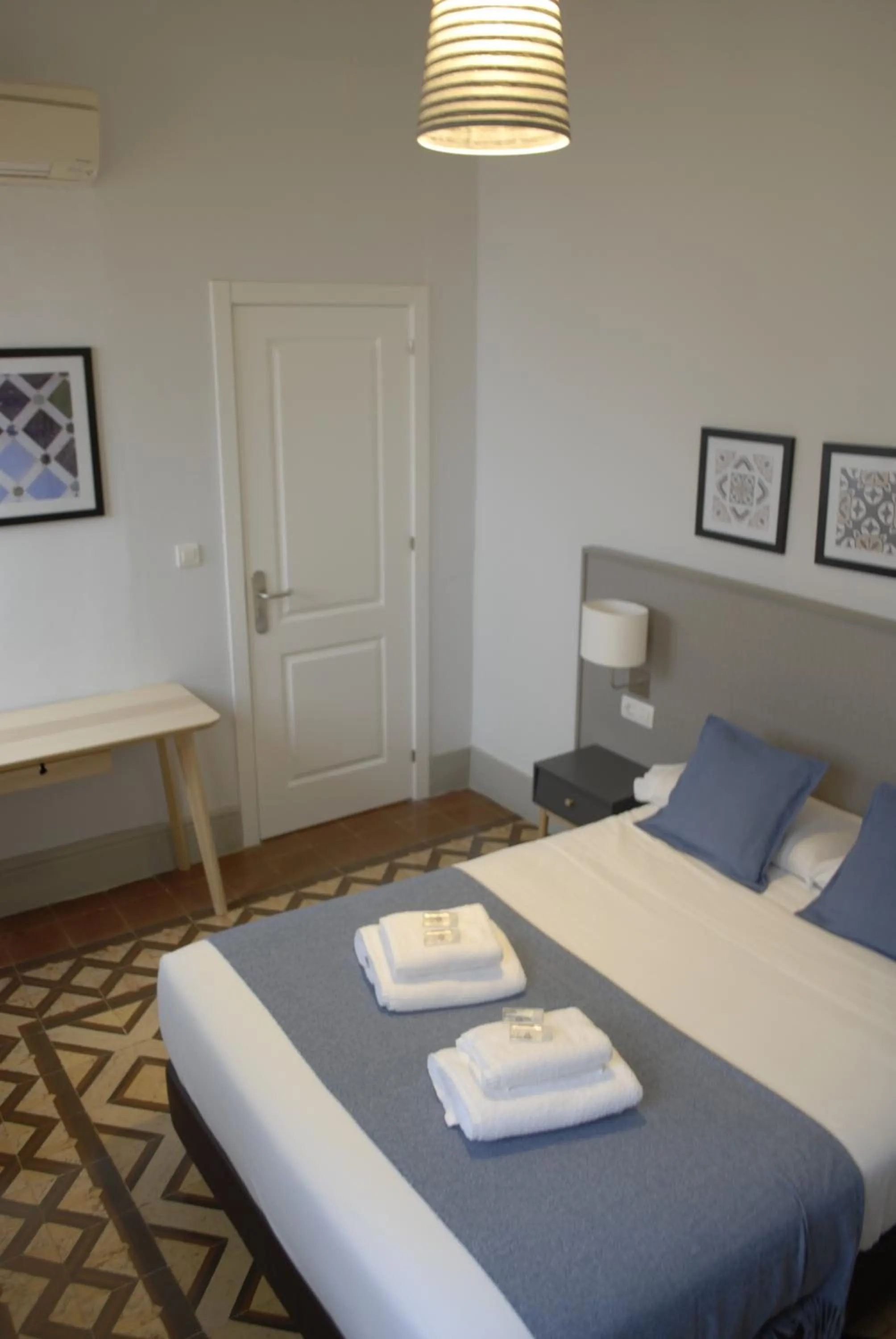 Photo of the whole room, Bed in La Perla Granada Suites