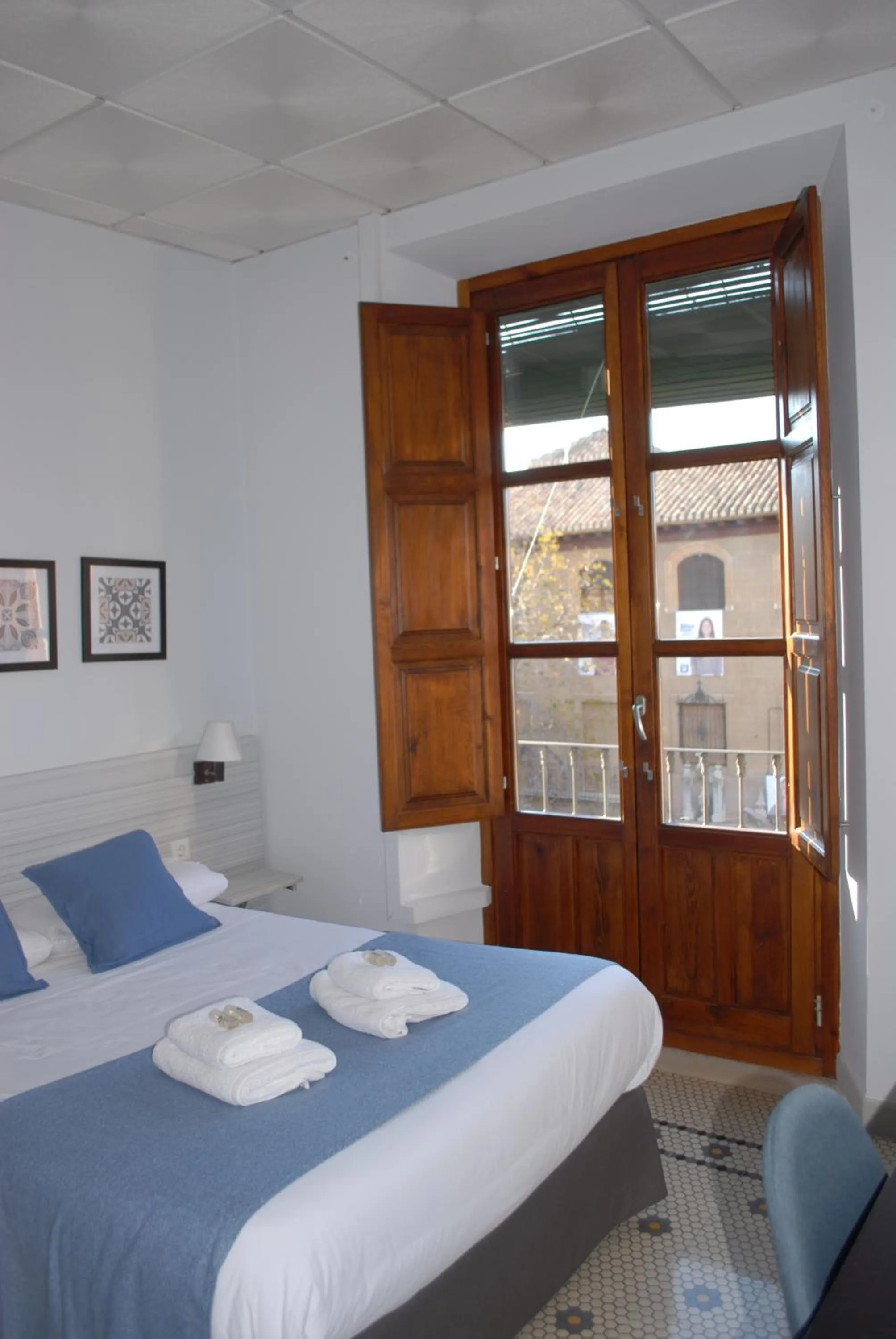 Photo of the whole room, Bed in La Perla Granada Suites