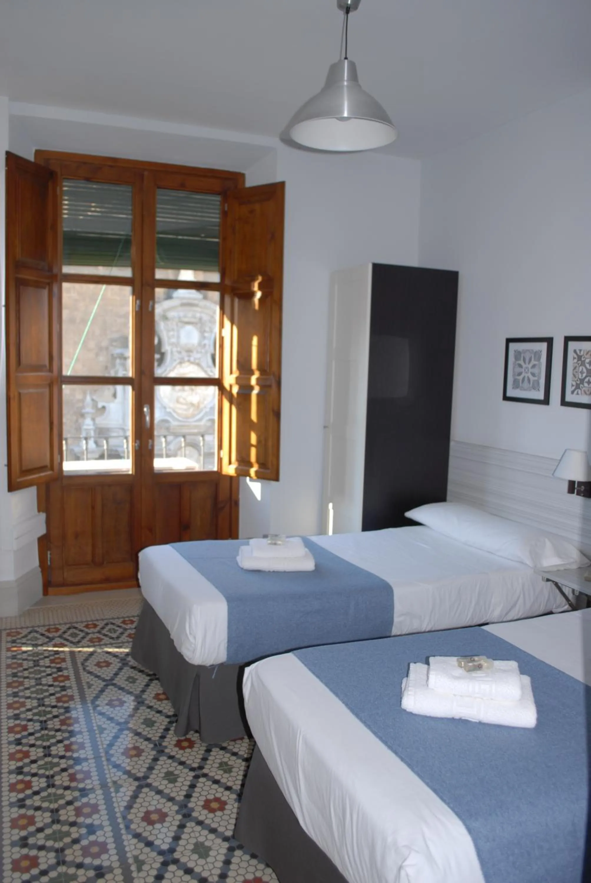 Photo of the whole room, Bed in La Perla Granada Suites