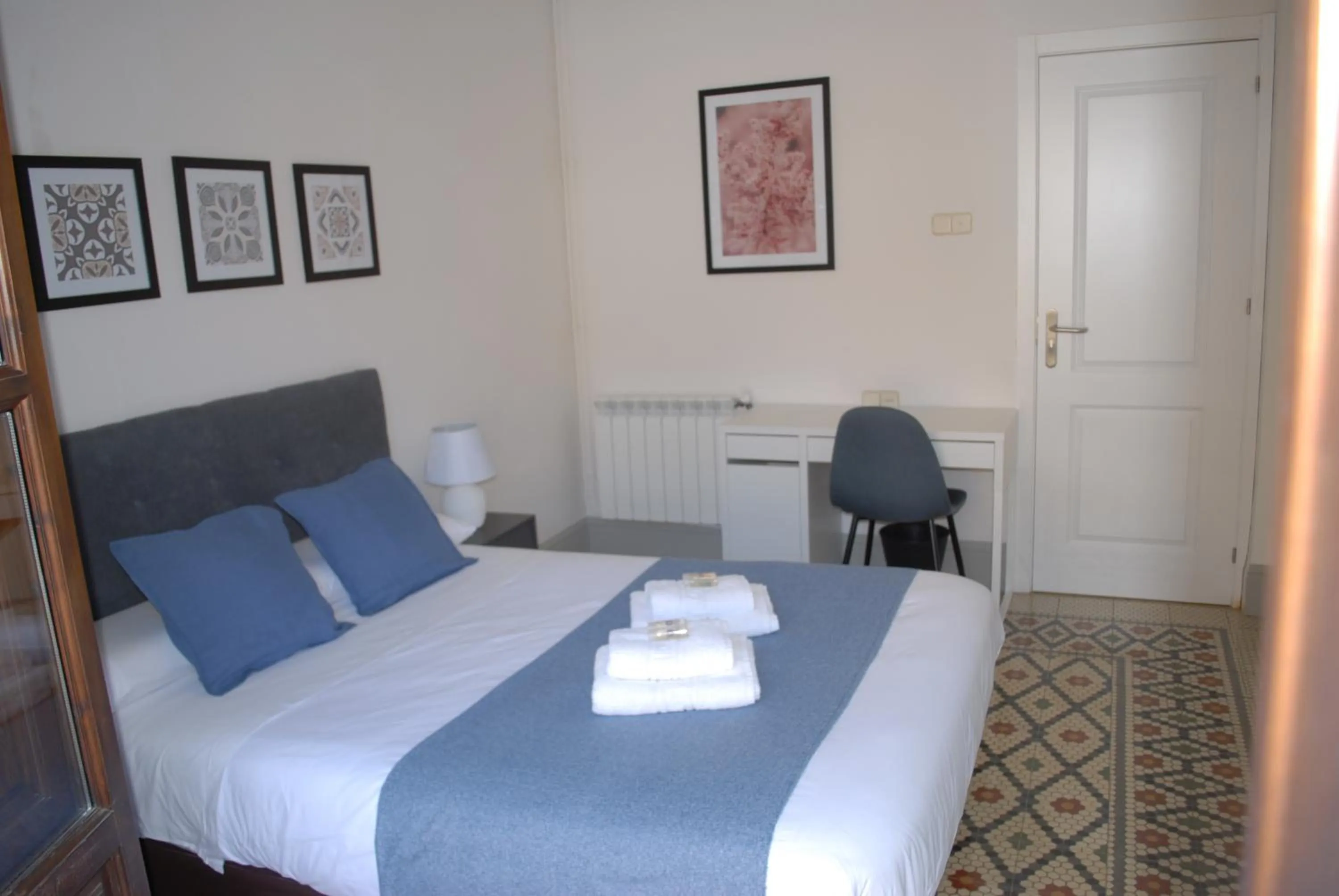 Photo of the whole room, Bed in La Perla Granada Suites