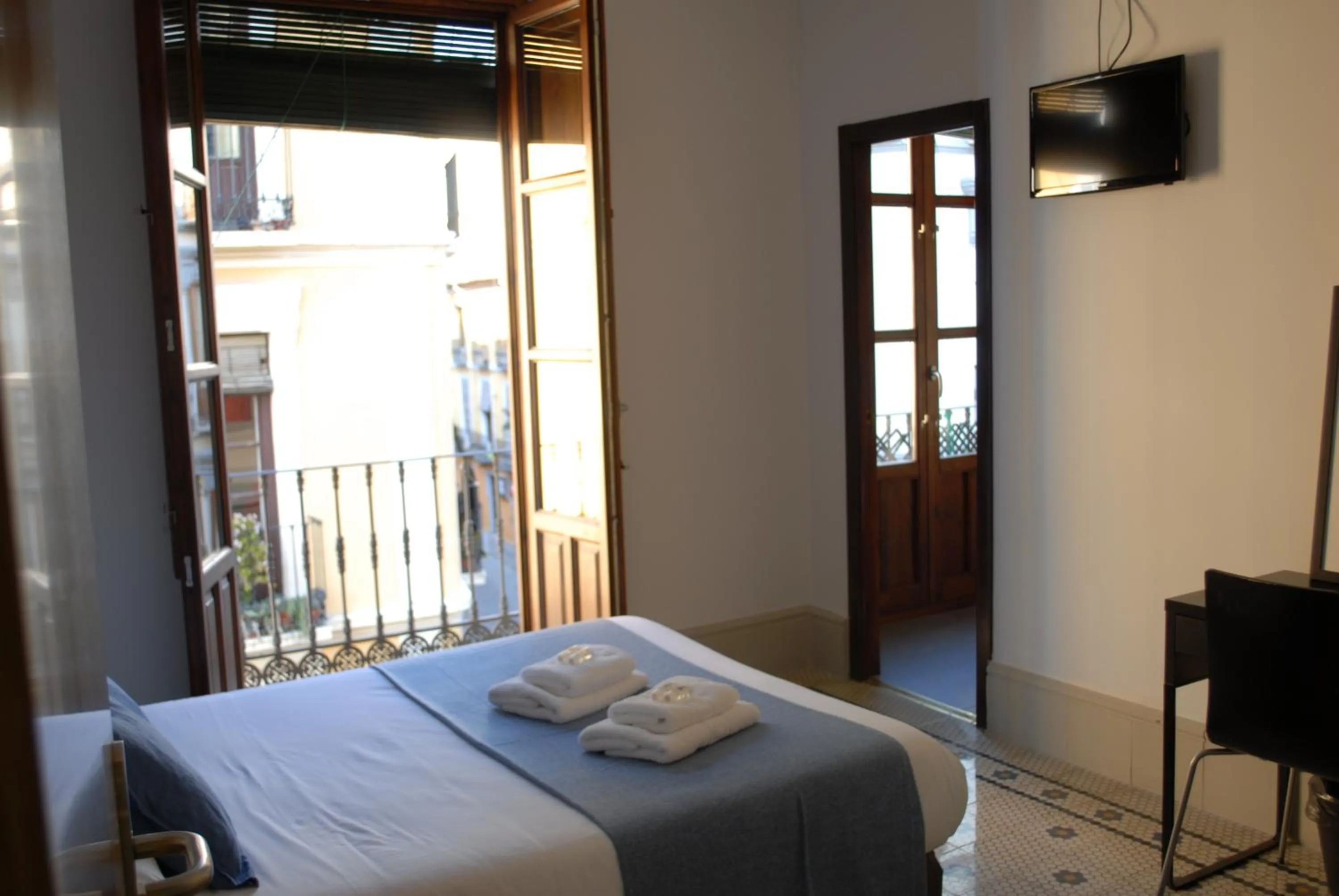 Photo of the whole room, Bed in La Perla Granada Suites