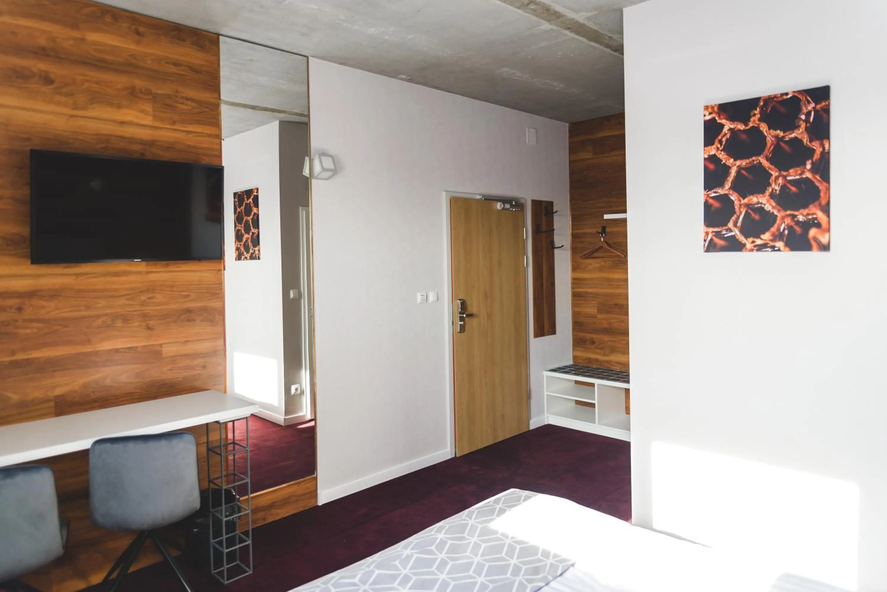 TV and multimedia, Bed in Hotel 107